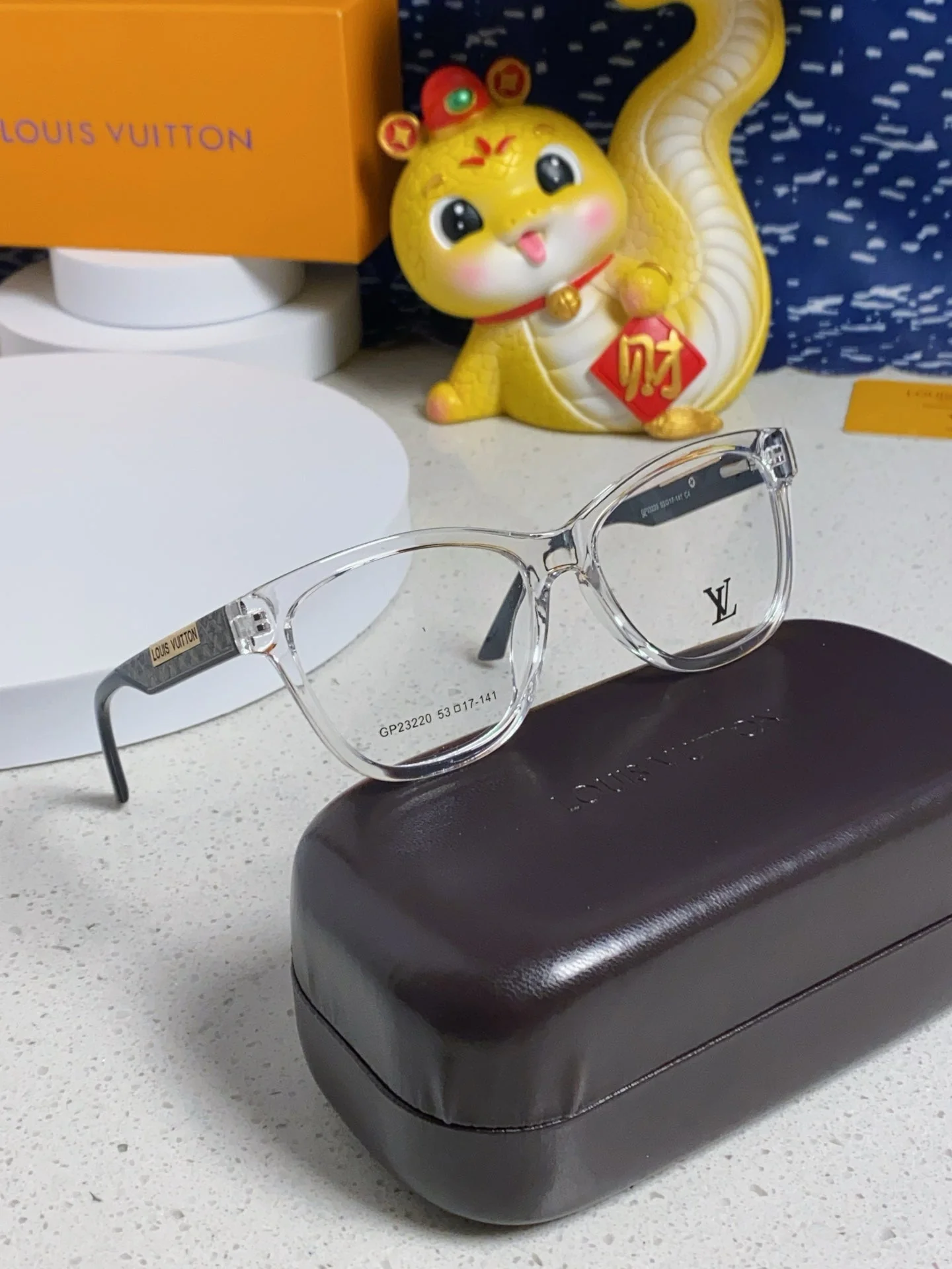 CAT EYE SUNGLASSES 570278 IN CLEAR ACETATE EMBOSSED LOGO