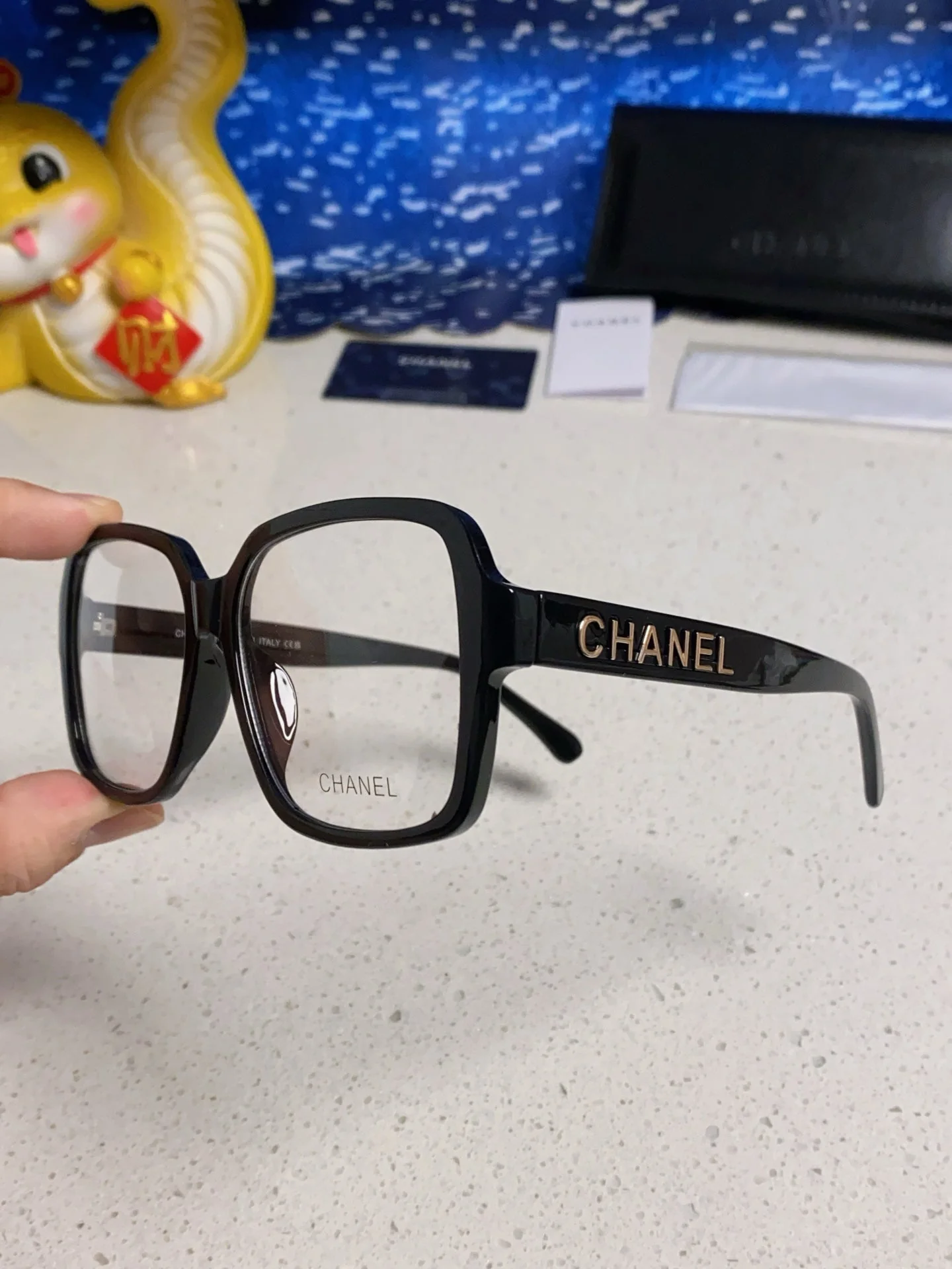 SQUARE SUNGLASSES 638934 IN BLACK ACETATE