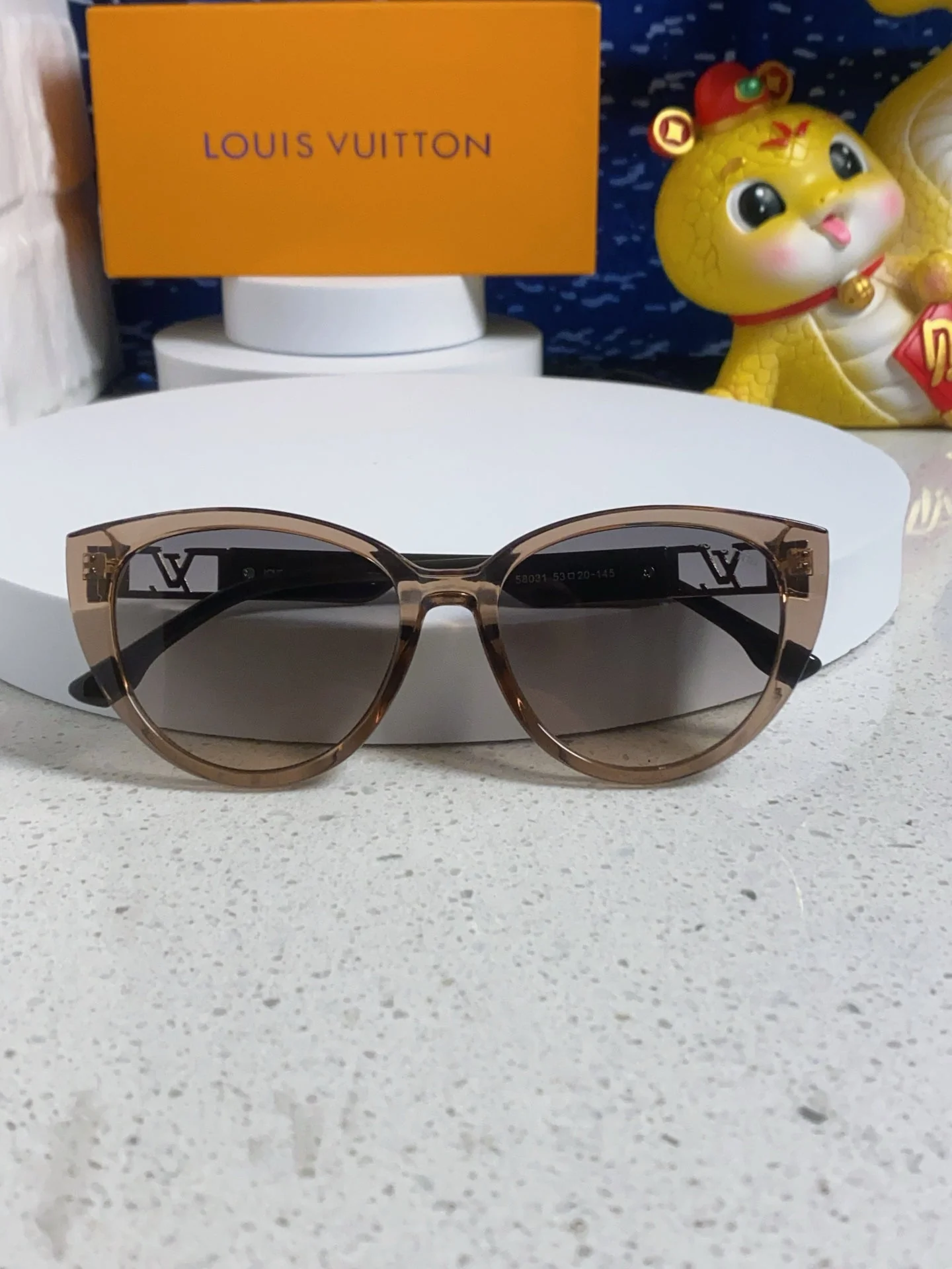 CAT EYE SUNGLASSES 567468 IN BROWN CLEAR ACETATE