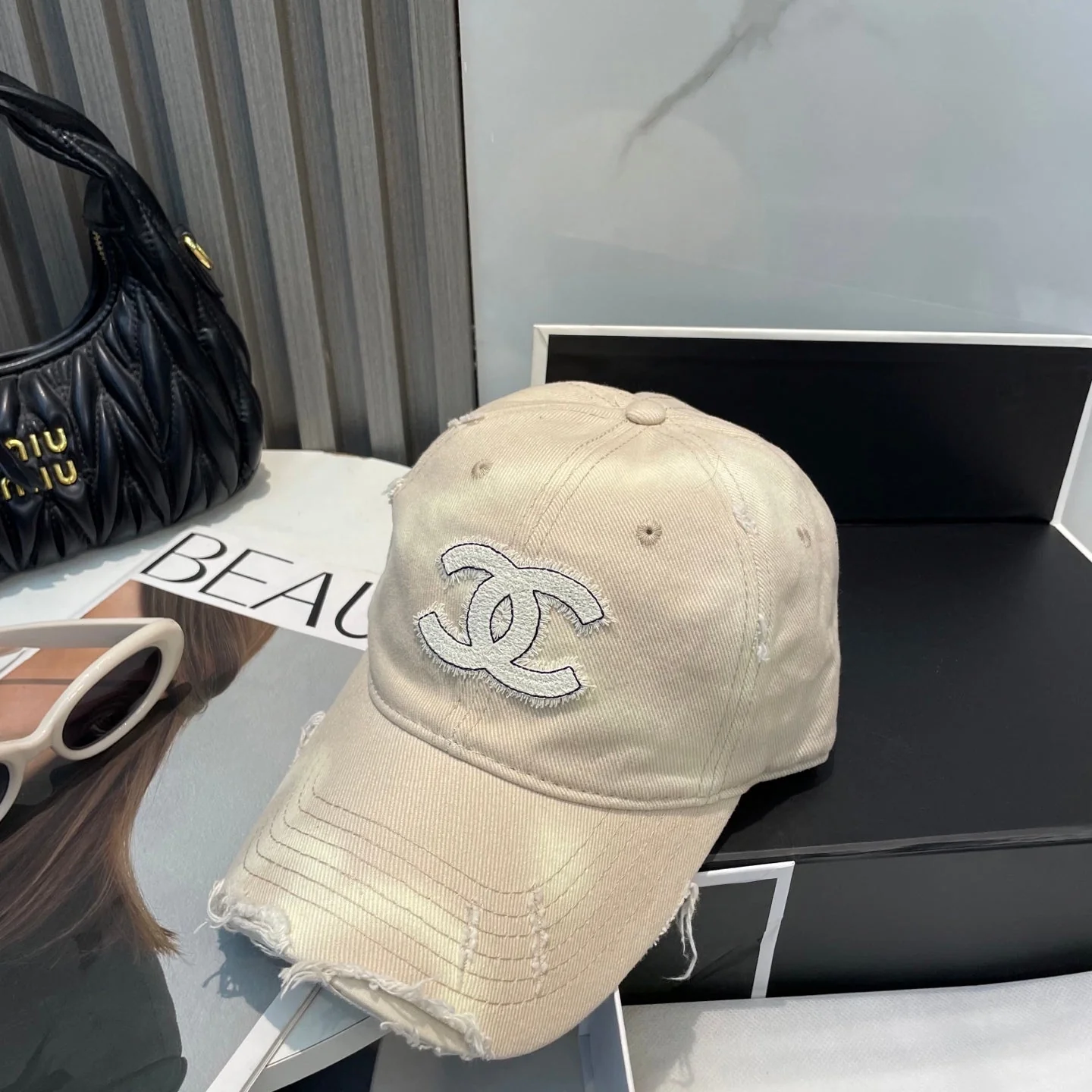 BASEBALL HAT IN SMOOTH BEIGE JEAN 672994