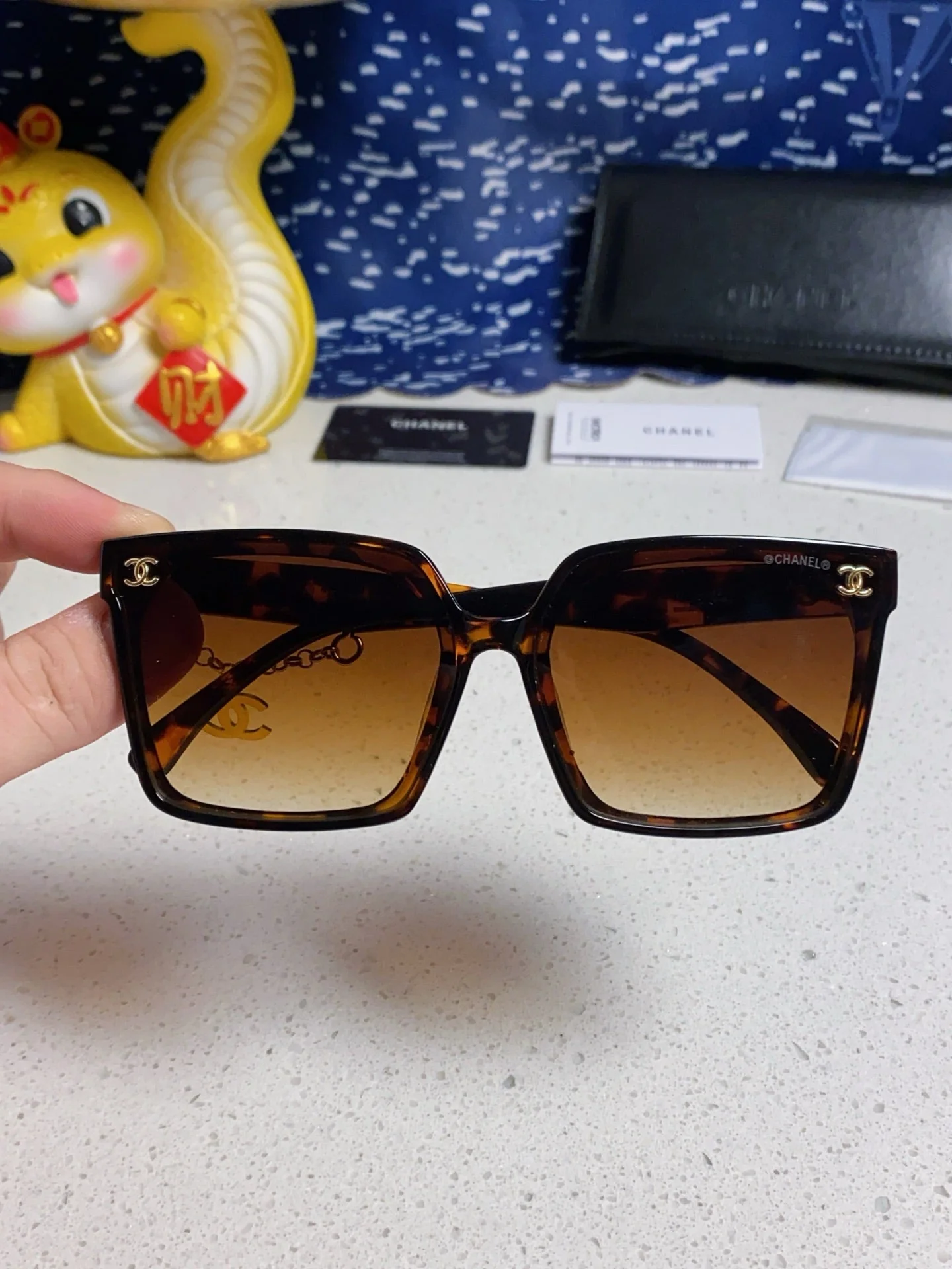 SQUARE SUNGLASSES 641809 IN HAVANA ACETATE GOLD CHAIN