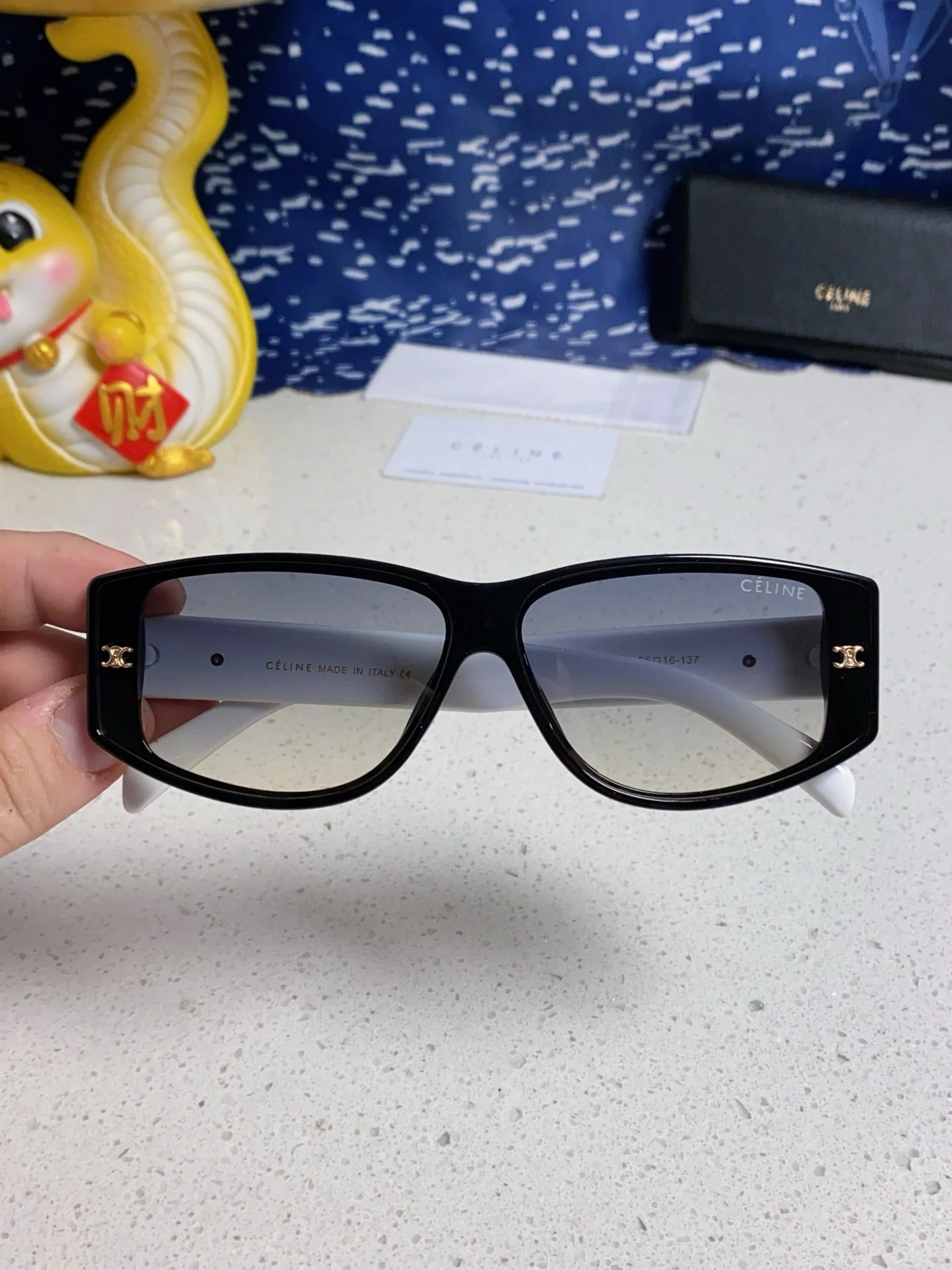 TRIOMPHE SUNGLASS 566216 IN BLACK AND WHITE ACETATE