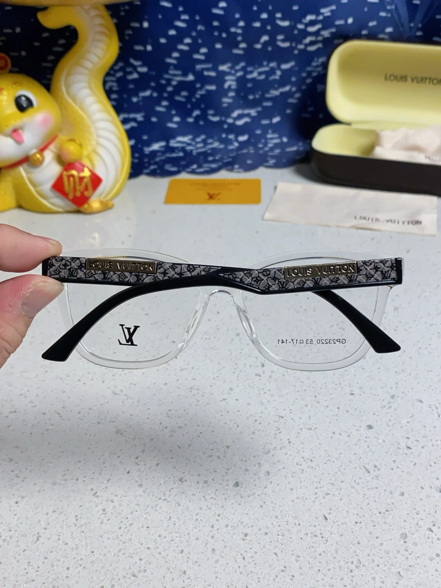 CAT EYE SUNGLASSES 570278 IN CLEAR ACETATE EMBOSSED LOGO