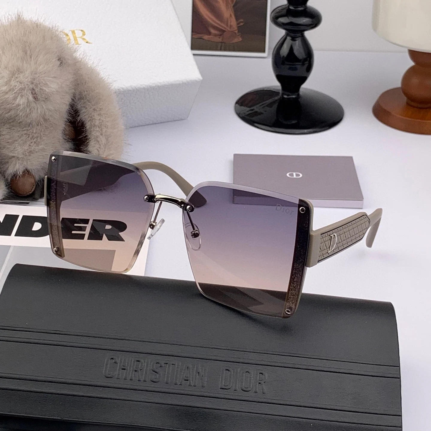 MONTAIGNE SQUARE SUNGLASS CD1677 IN ACETATE