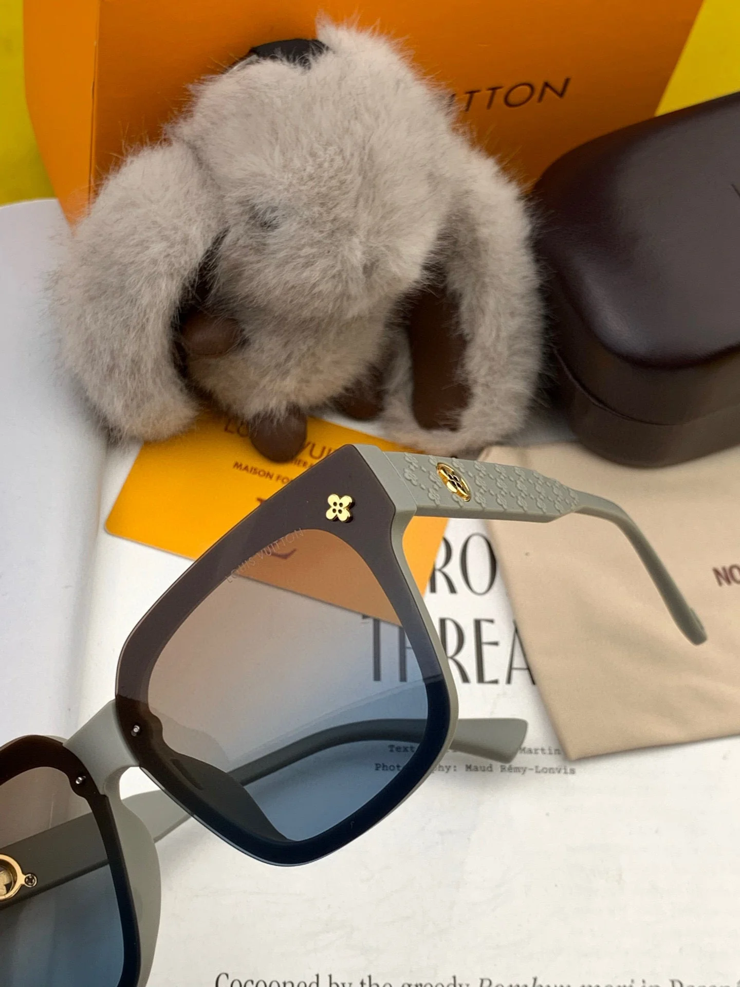 SQUARE SUNGLASSES L2201 IN LIGHT GREY ACETATE