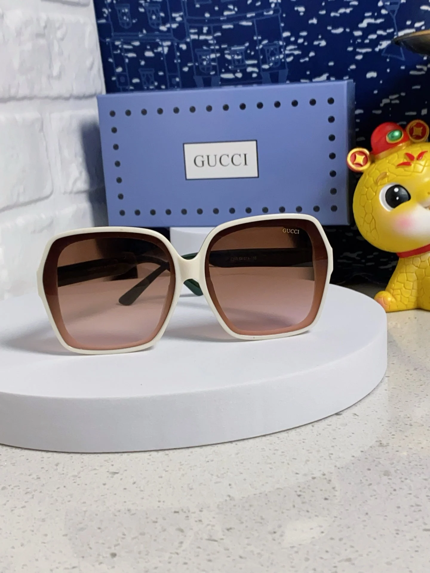 SQUARE FRAME SUNGLASSES 573309 IN ACETATE EMBOSSED LOGO