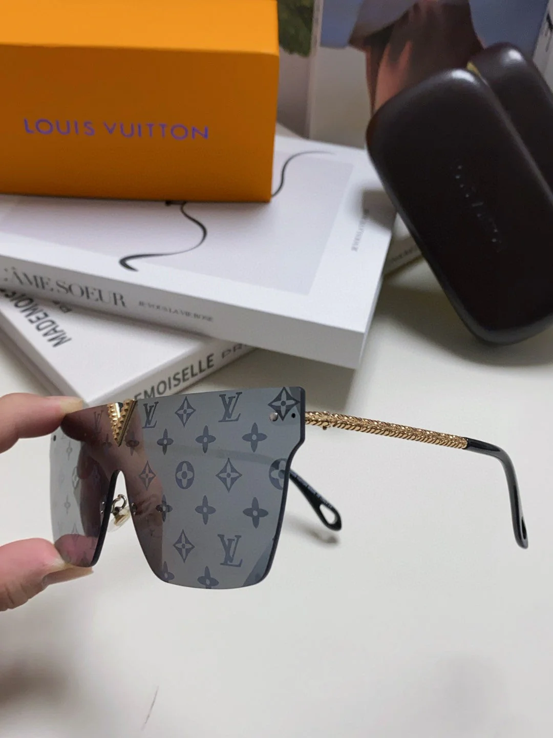 SQUARE SUNGLASS 581371 IN GOLD METAL MONOGRAM ON LENS