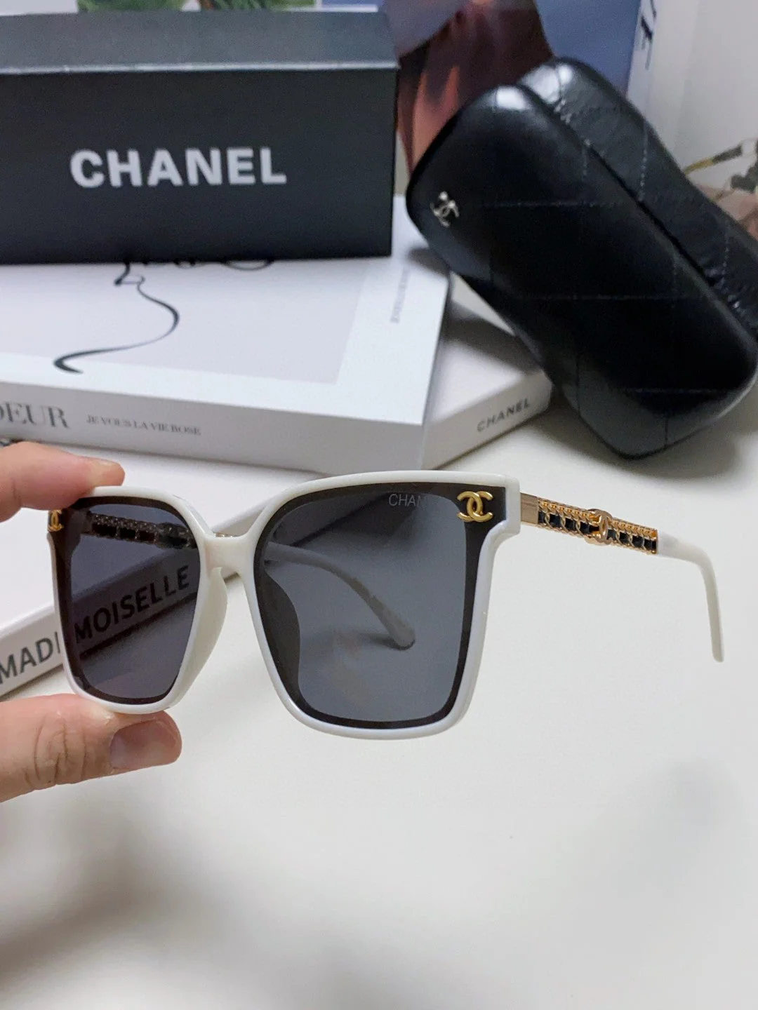 SQUARE SUNGLASSES 632885 IN WHITE ACETATE
