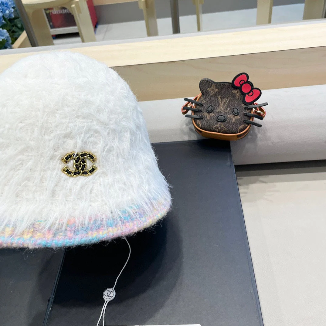 BUCKET HAT IN WHITE LAMB FUR 419468