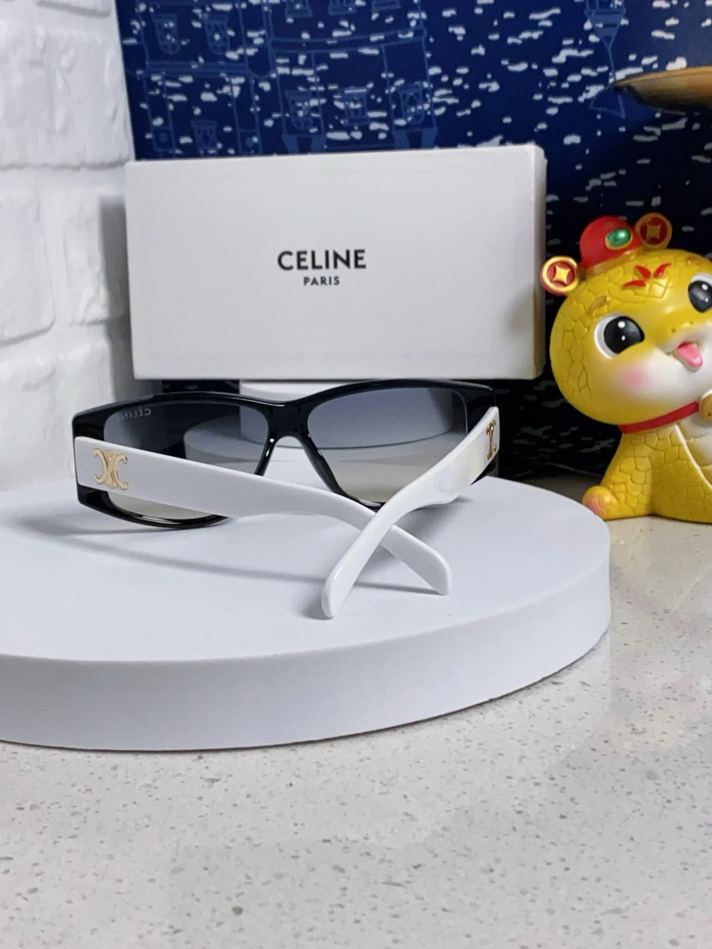 TRIOMPHE SUNGLASS 566216 IN BLACK AND WHITE ACETATE