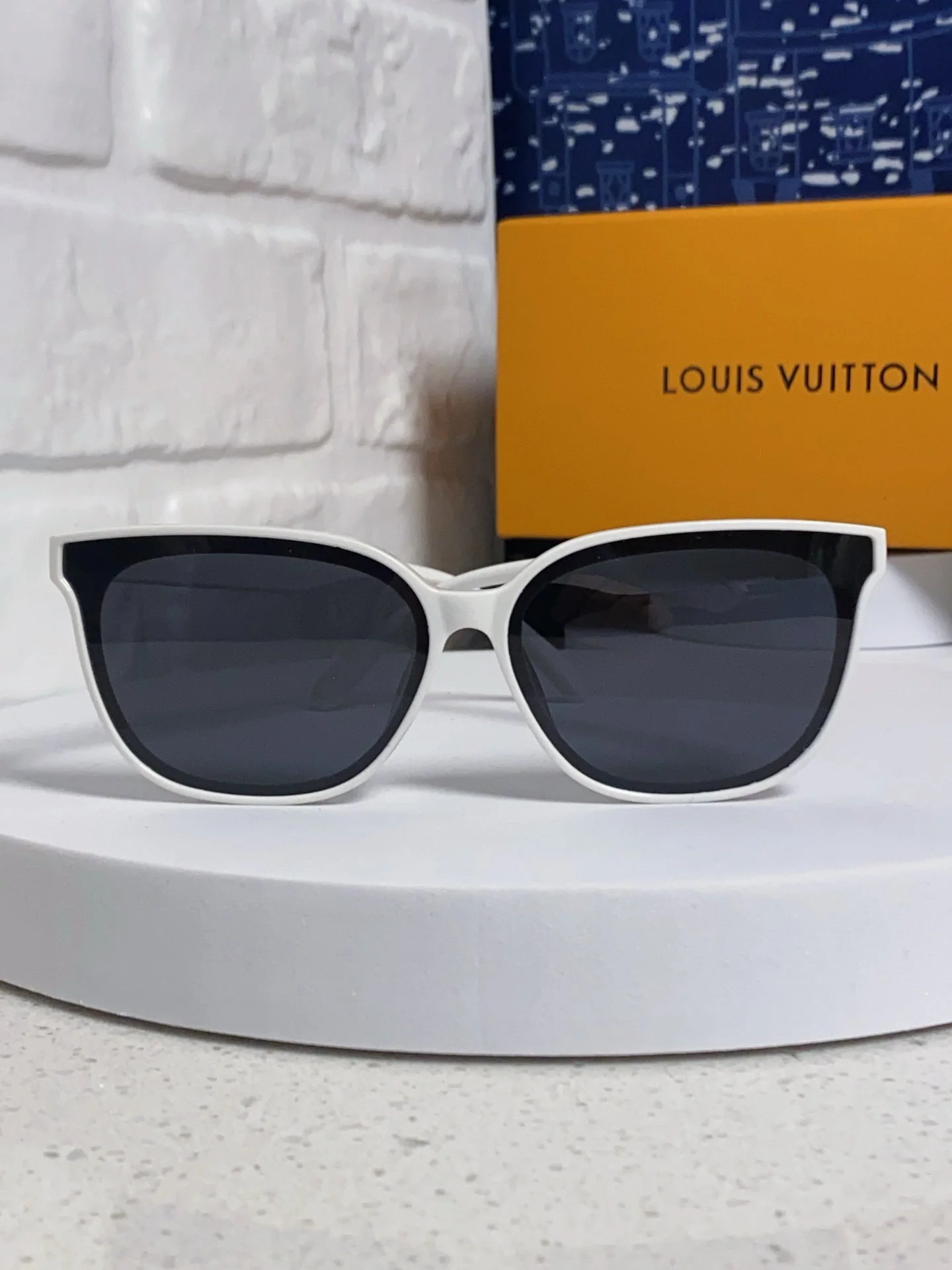 CAT EYE SUNGLASSES 571651 IN WHITE ACETATE