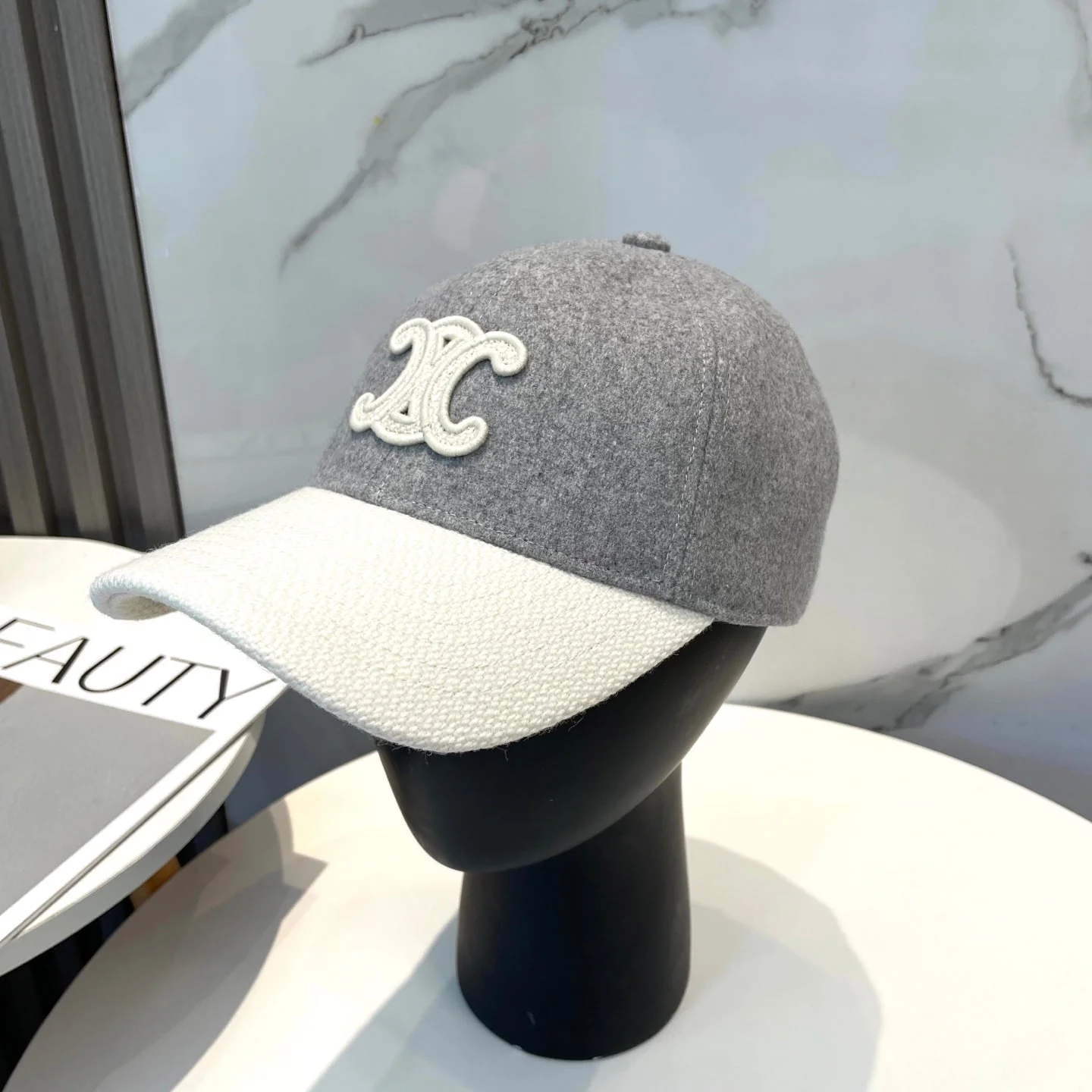 BASEBALL CAP MODEL 652410 IN WHITE AND GRAY FELTED FABRIC