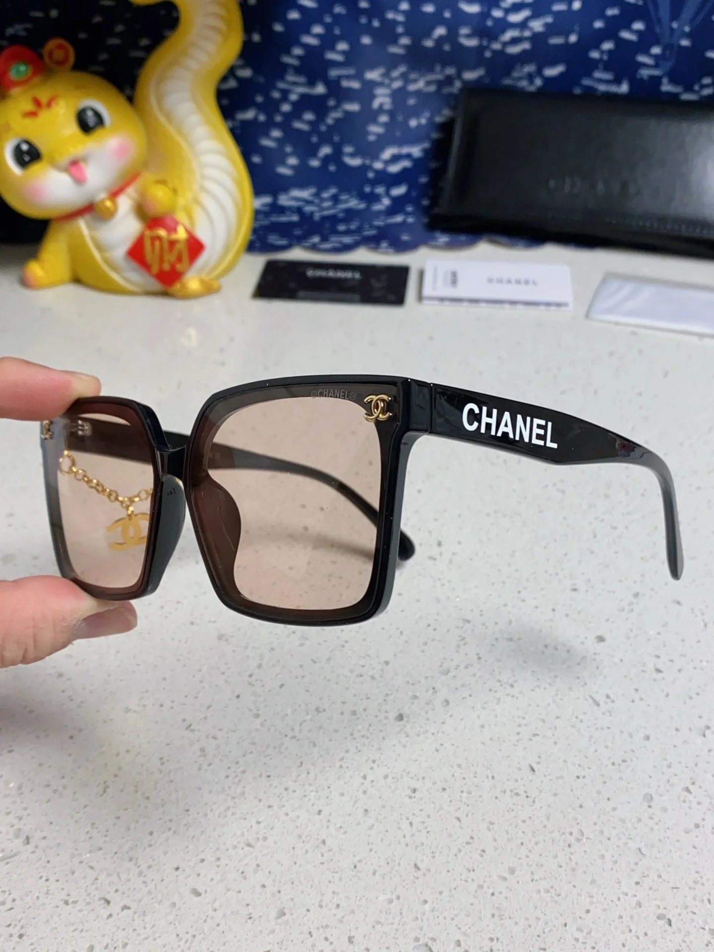 SQUARE SUNGLASSES 641807 IN BLACK ACETATE LIGHT BROWN LENSES