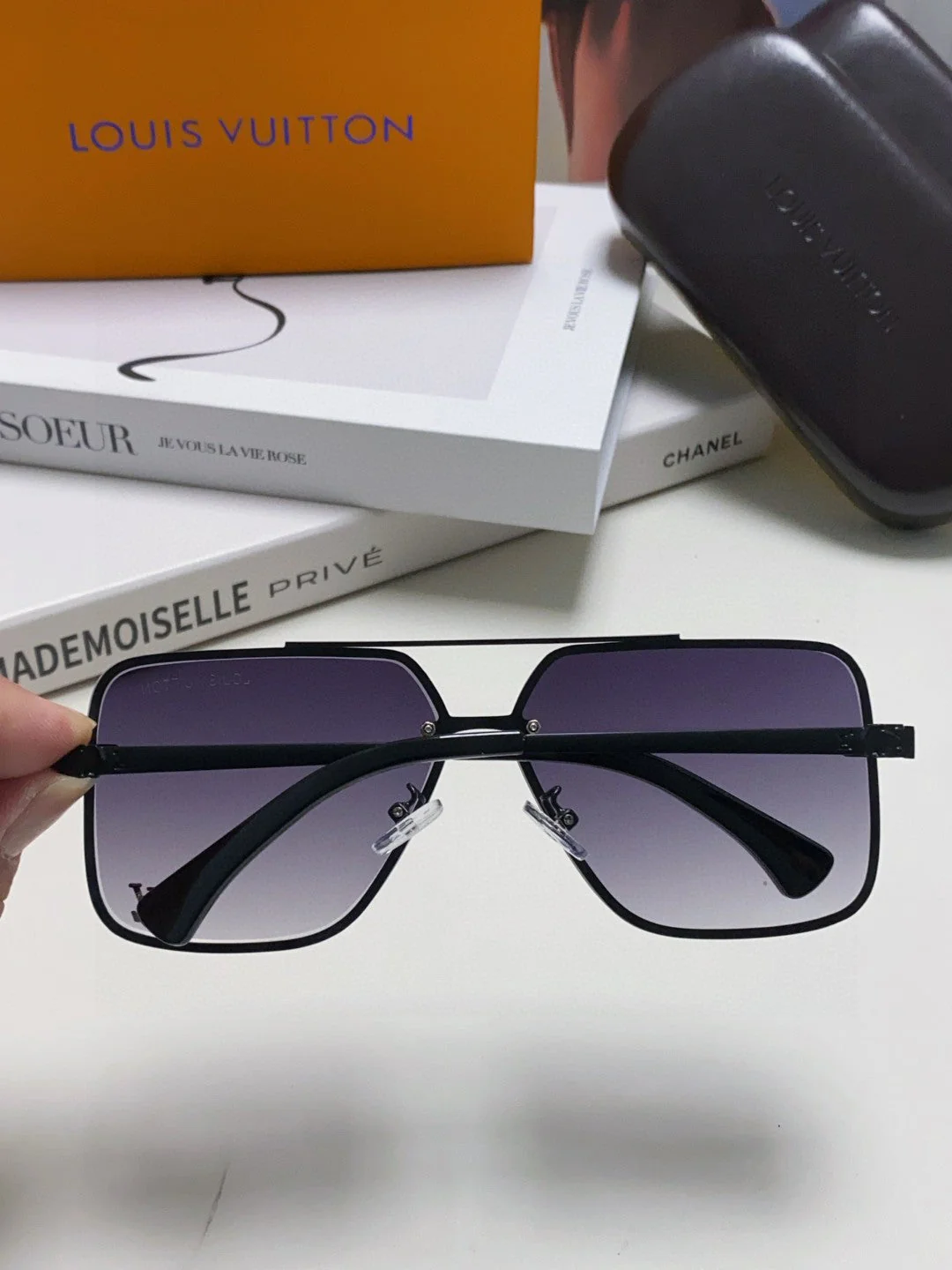 SQUARE SUNGLASSES 570266 IN BLACK METAL LOGO ON LENS