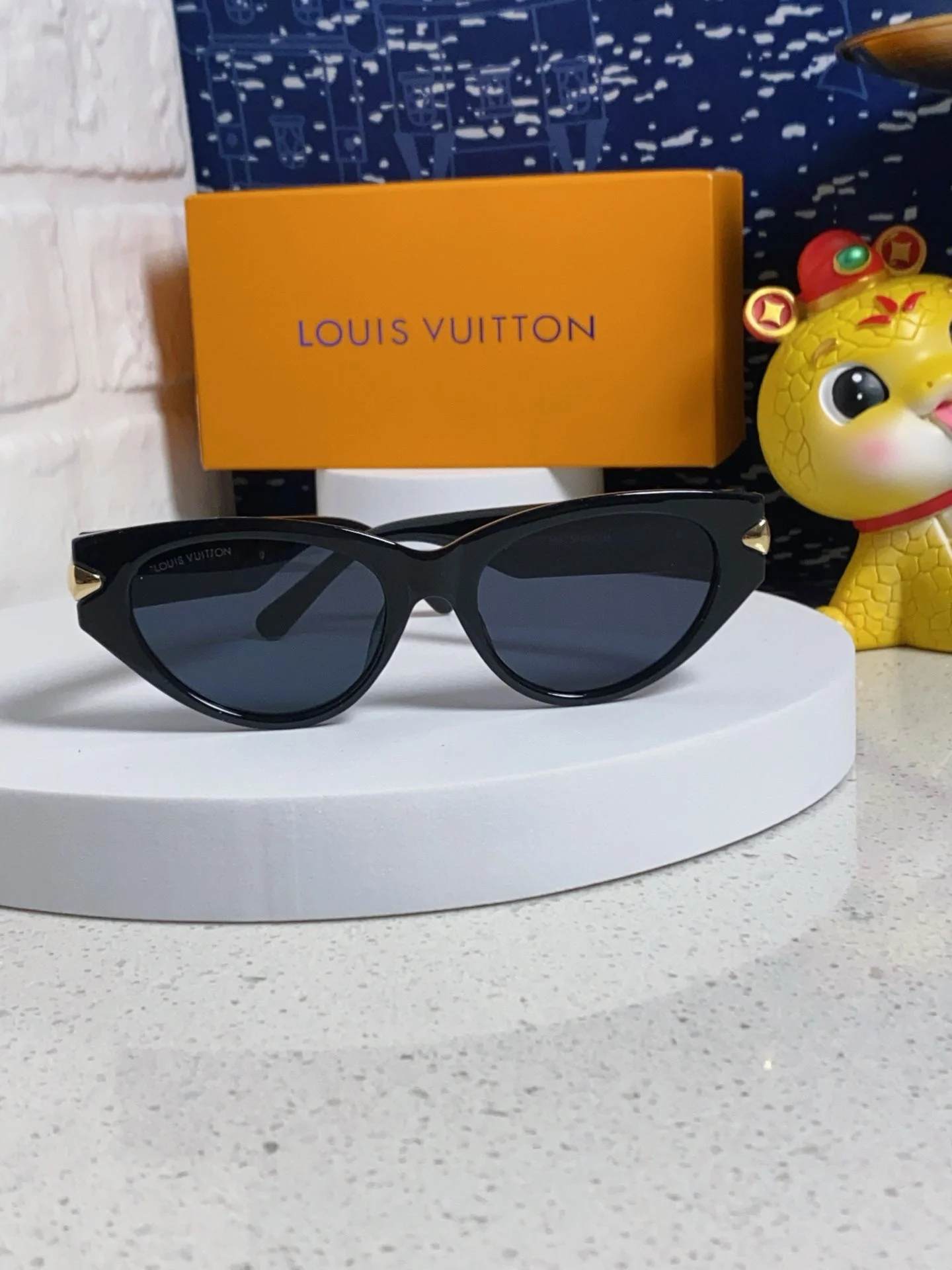 CAT EYE SUNGLASSES 576886 IN BLACK AND GOLD ACETATE