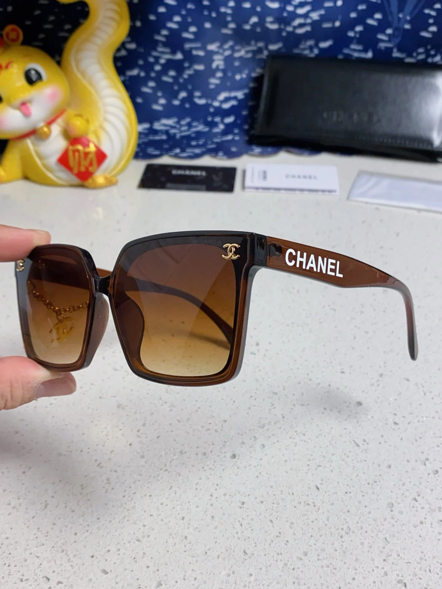 SQUARE SUNGLASSES 641810 IN BROWN ACETATE GOLD CHAIN
