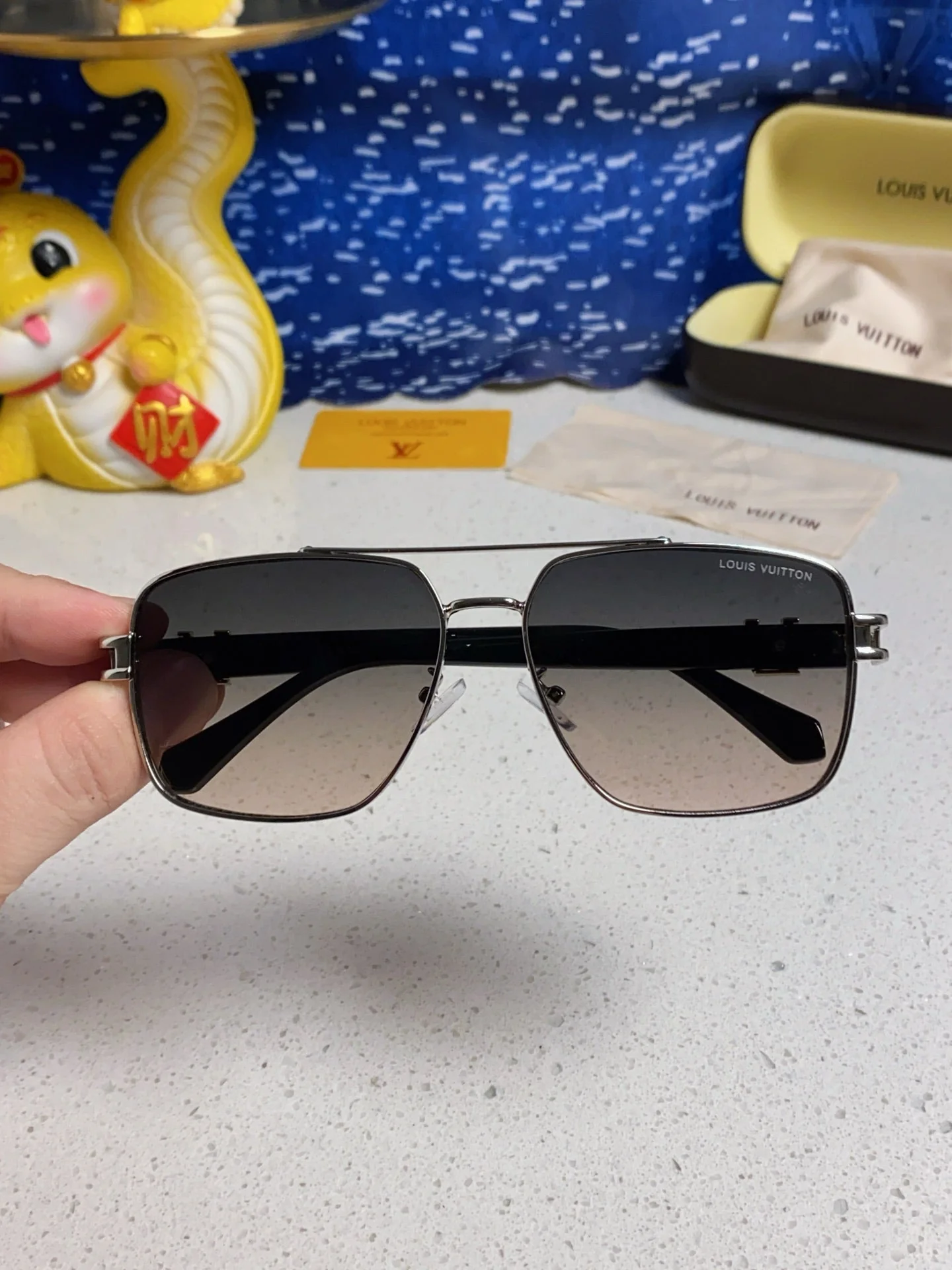 SIGNATURE SQUARE SUNGLASSES 567474 IN SILVER METAL GREY SMOKE LENSES