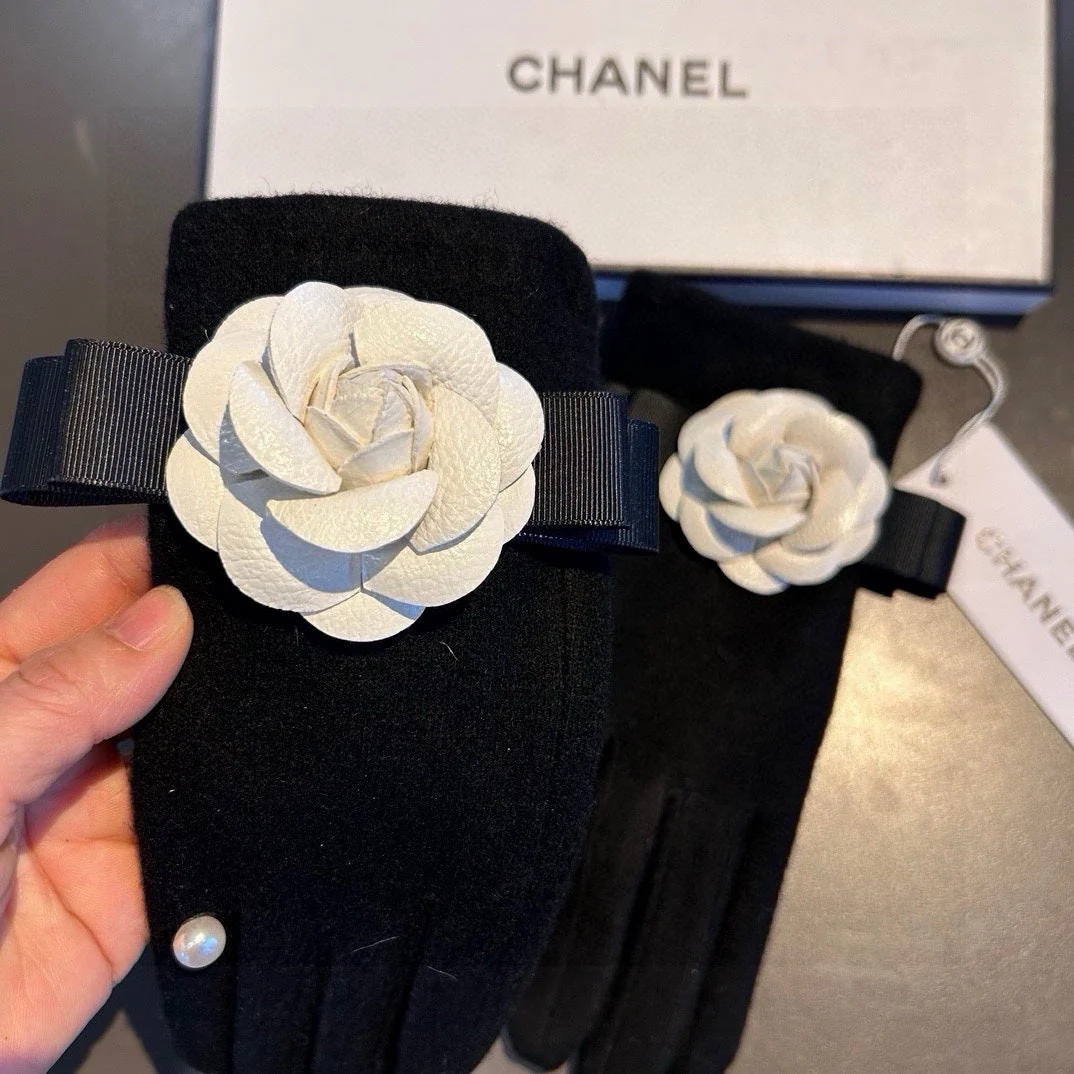 GLOVES IN BLACK WOOL WITH WHITE FLOWER 456326