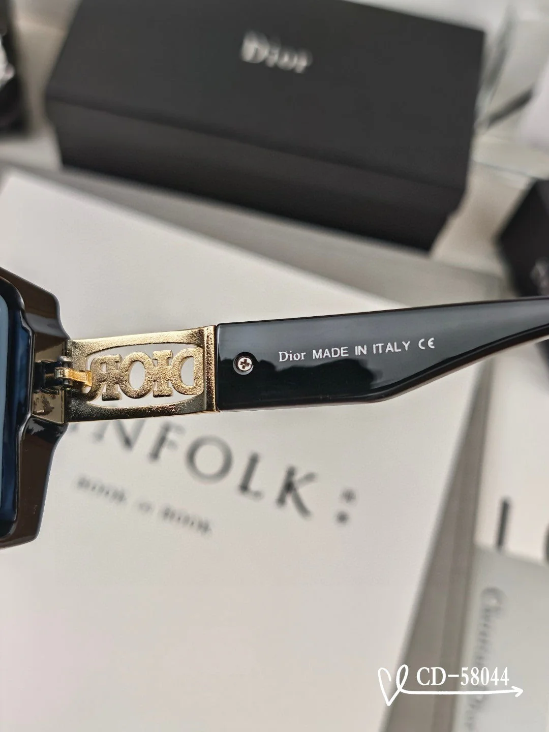 MONTAIGNE SQUARE SUNGLASS 58044 IN ACETATE