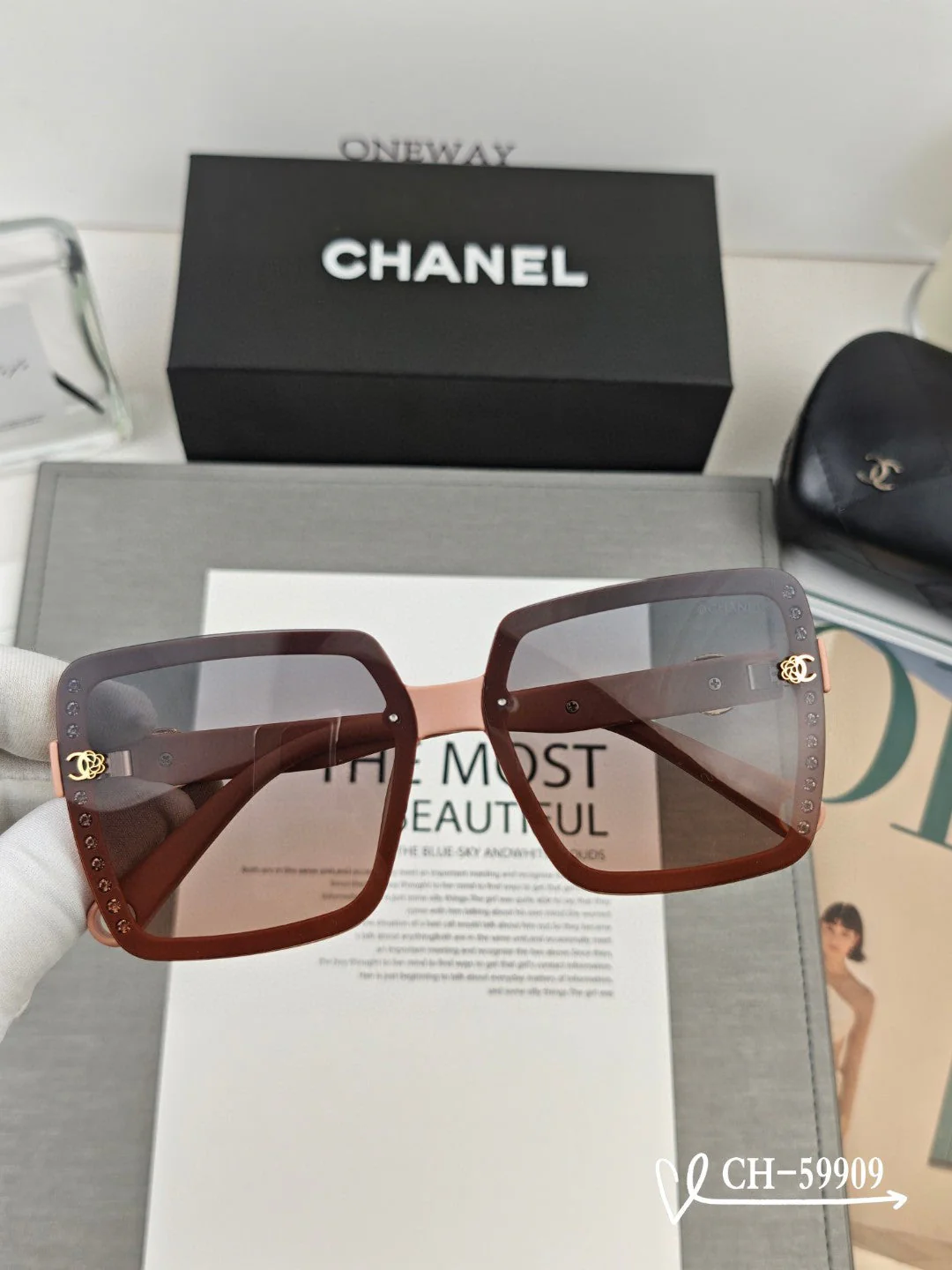 SQUARE SUNGLASSES 59909 IN BLACK TR FRAME WITH RESIN LENSES