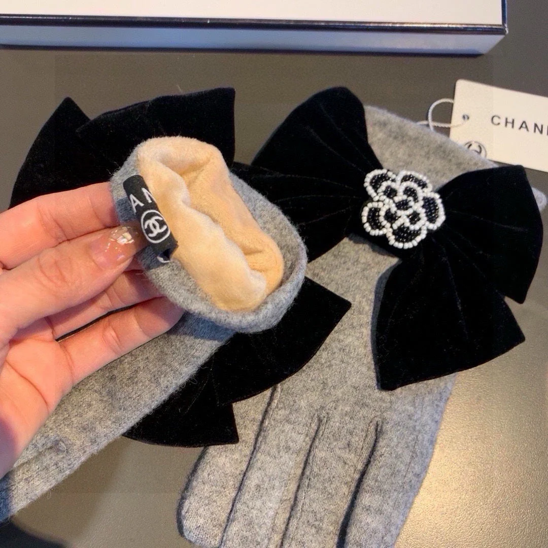 GLOVES IN DOVE GRAY WOOL WITH LARGE BLACK BOW 464994