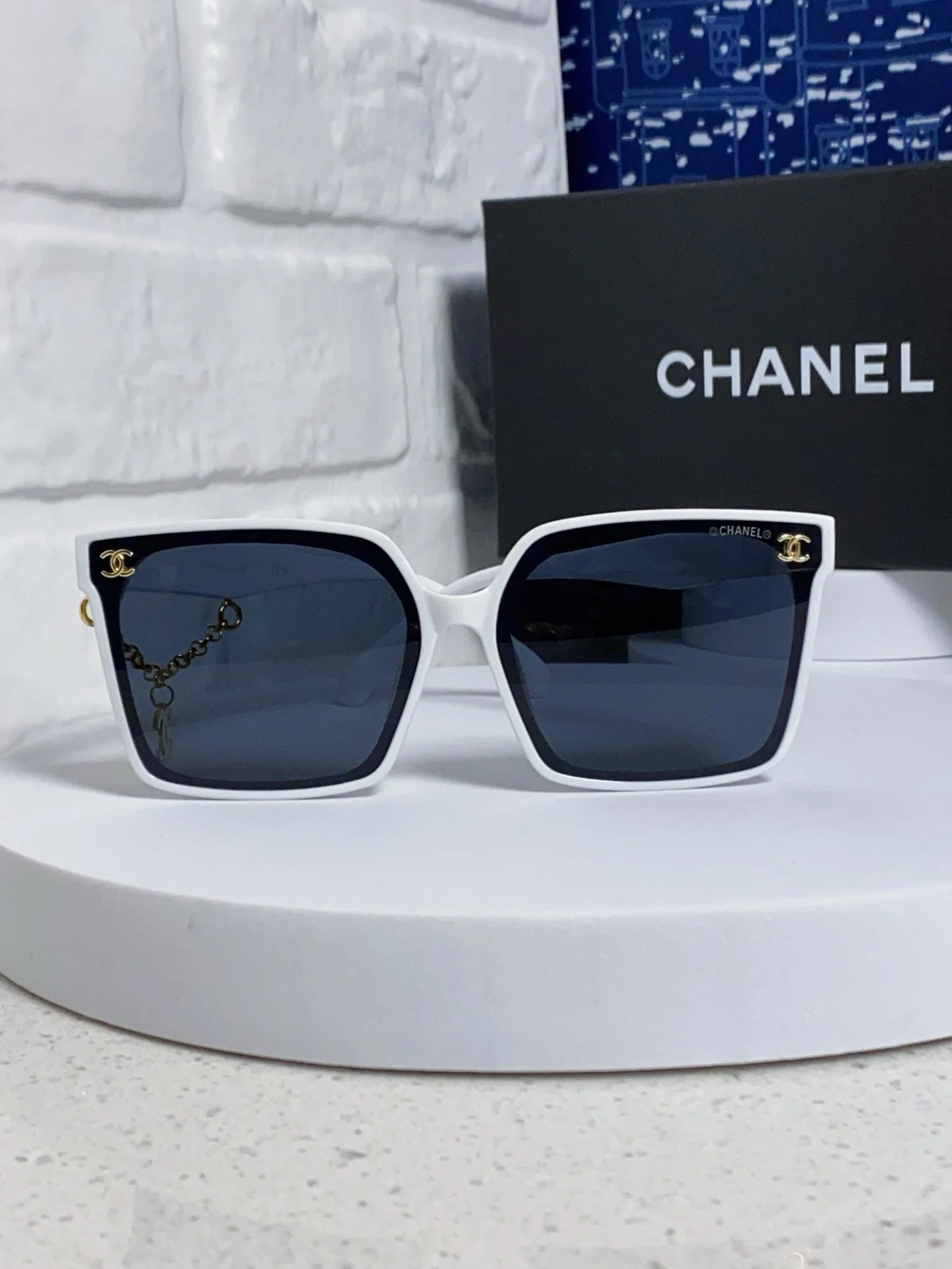 SQUARE SUNGLASSES 641811 IN WHITE ACETATE GOLD CHAIN