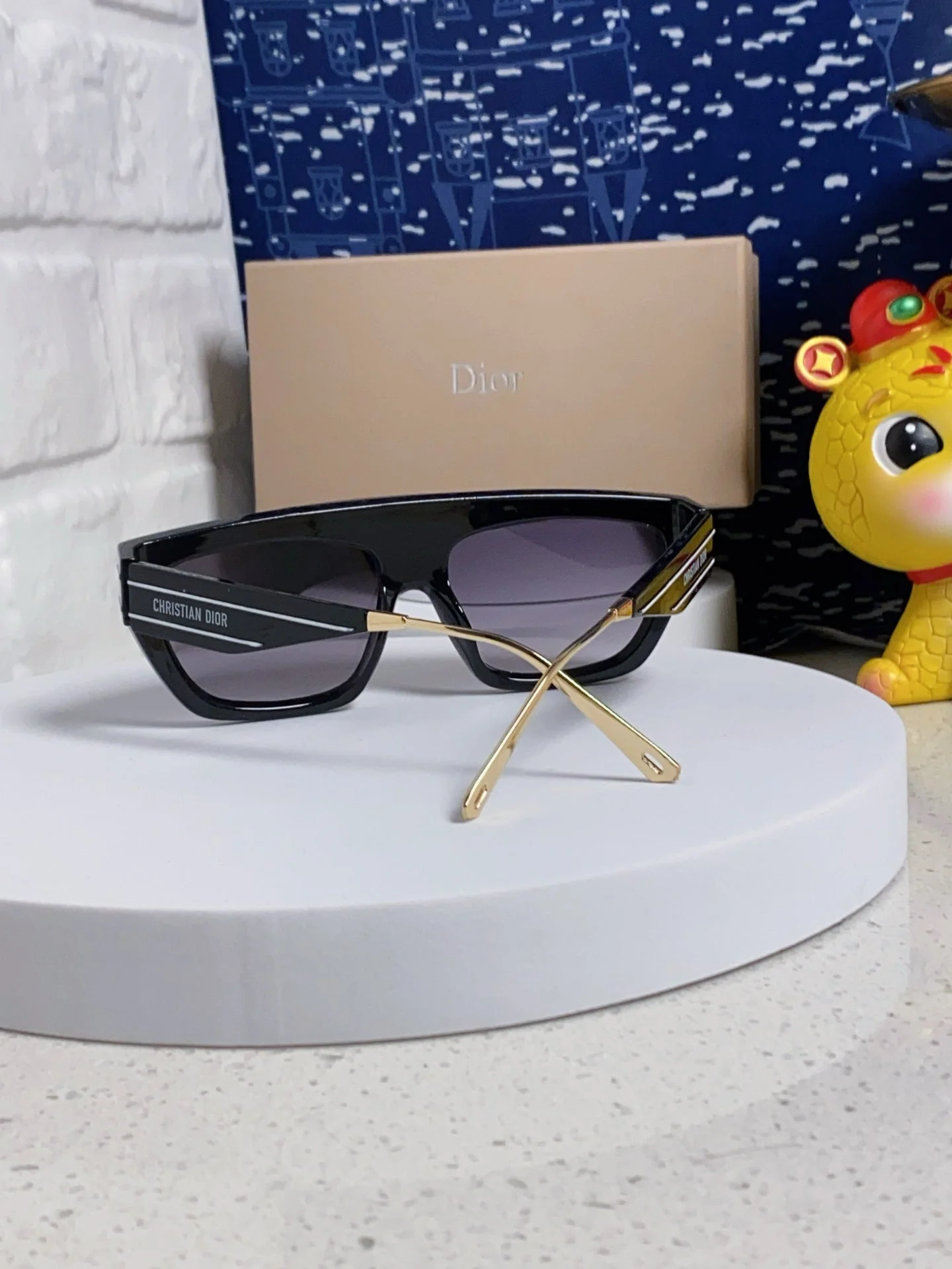 MONTAIGNE SUNGLASS CLUB M7U IN BLACK ACETATE