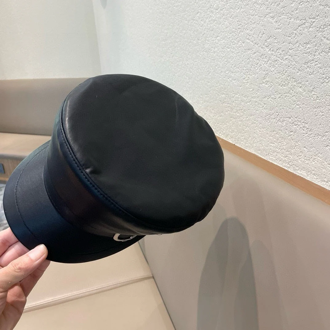 NEWSBOY CAP IN BLACK CALFSKIN 421107