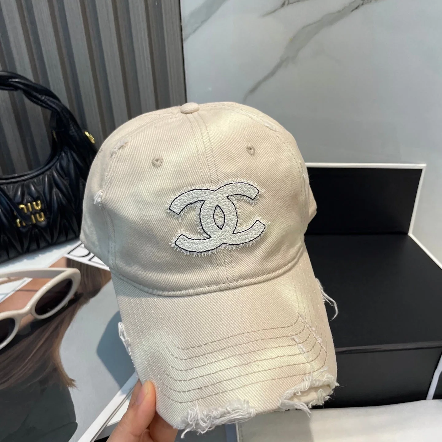 BASEBALL HAT IN SMOOTH BEIGE JEAN 672994