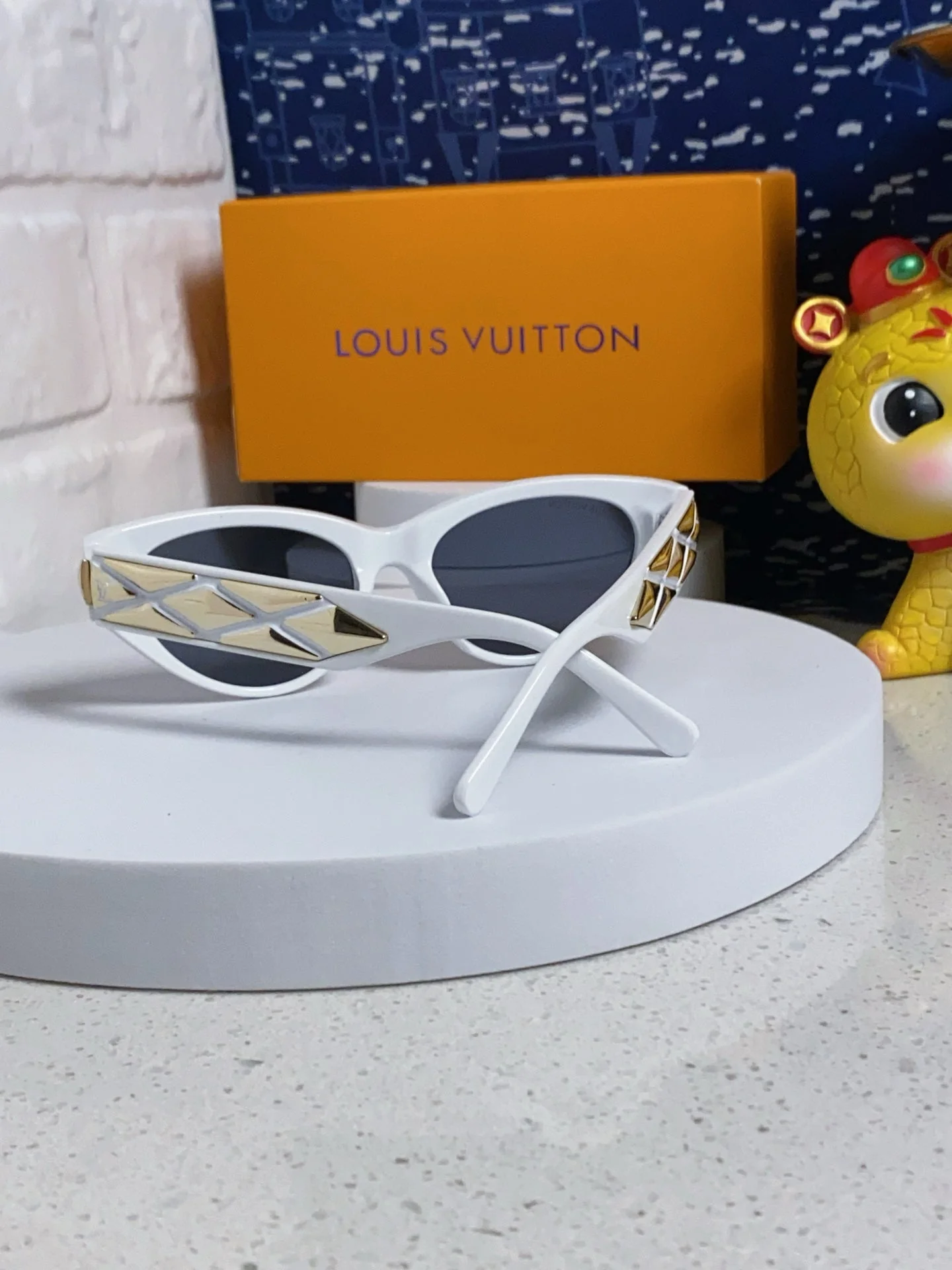 CAT EYE SUNGLASSES 576885 IN WHITE AND GOLD ACETATE
