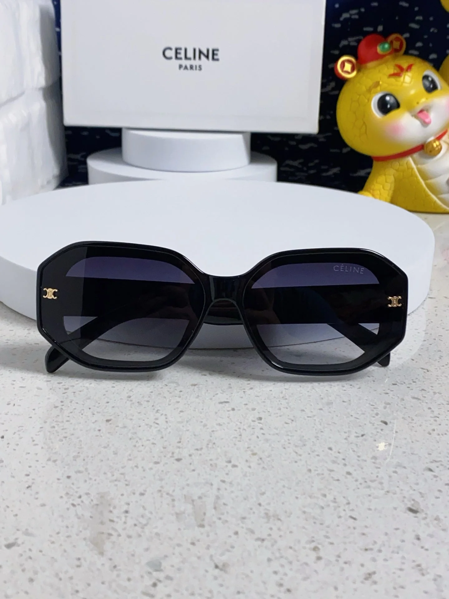 TRIOMPHE SQUARE SUNGLASS  566743 IN BLACK ACETATE GRADIENT SMOKE LENSES
