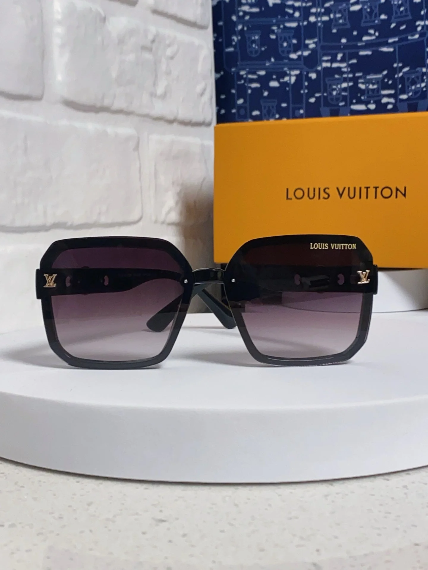 SQUARE SUNGLASSES 573320 IN BROWN ACETATE BLACK SMOKE LENS
