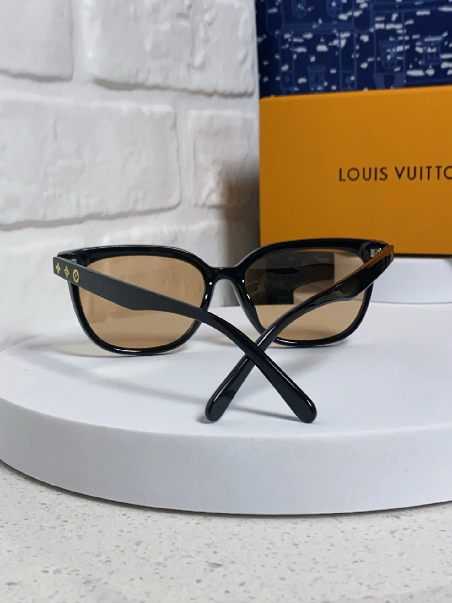 CAT EYE SUNGLASSES 571646 IN BLACK ACETATE LIGHT BROWN LENS