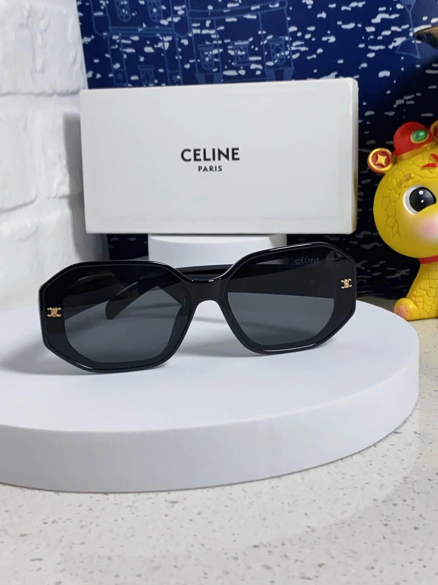 TRIOMPHE SQUARE SUNGLASS 566744 IN BLACK ACETATE
