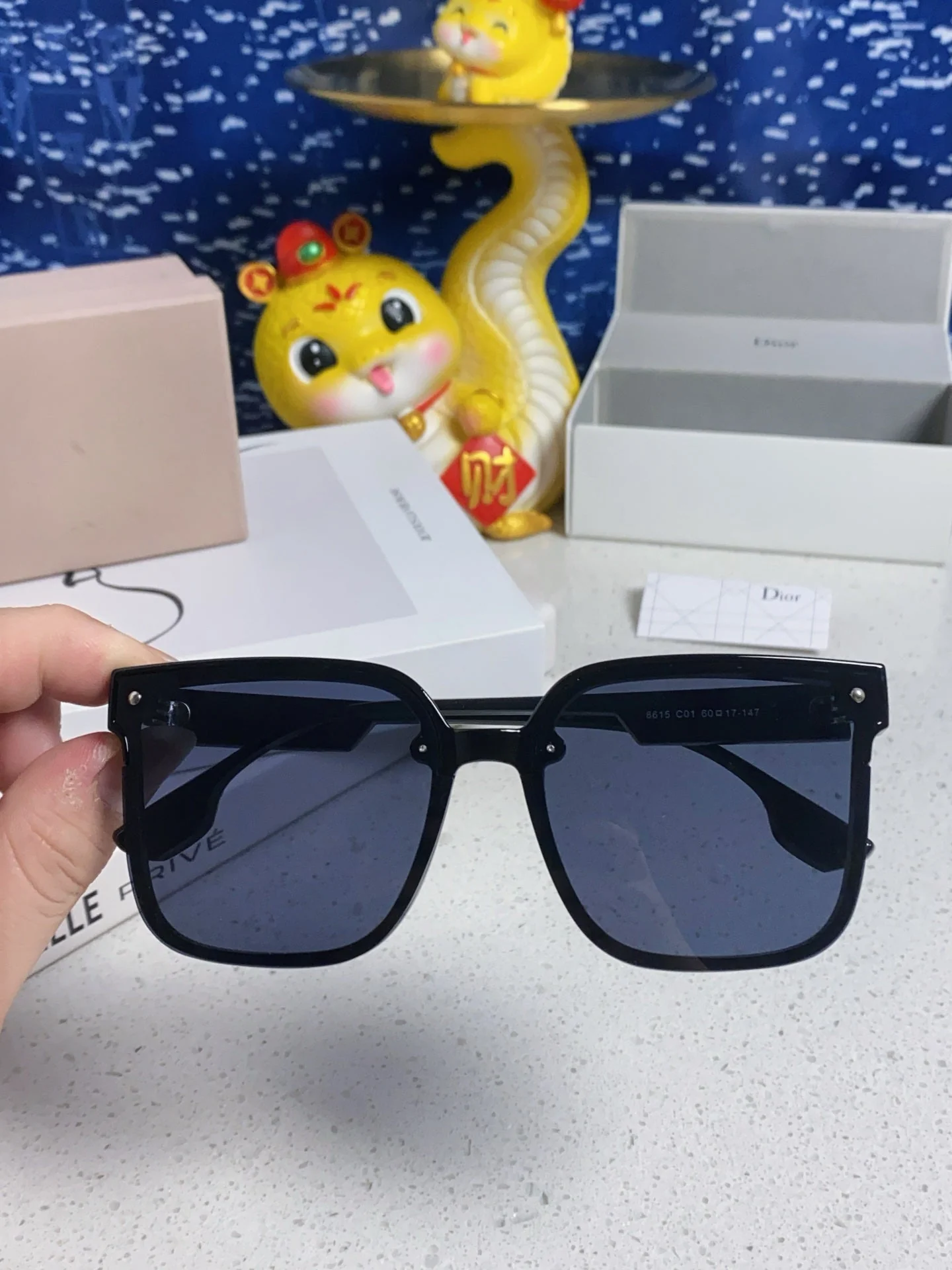 MONTAIGNE SUNGLASS 560862 IN BLACK ACETATE