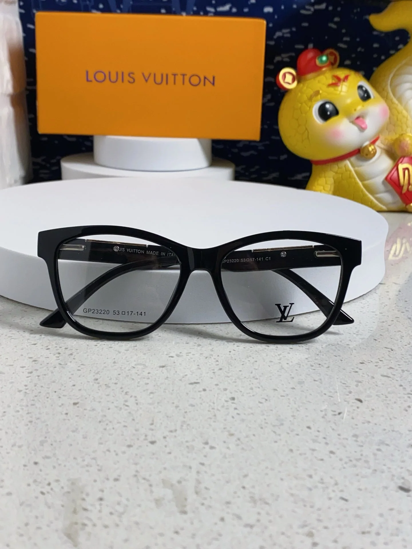 CAT EYE SUNGLASSES 570280 IN BLACK ACETATE EMBOSSED LOGO