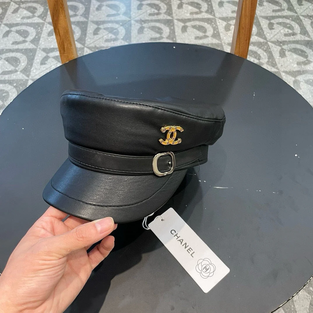 NEWSBOY CAP IN BLACK CALFSKIN 421107