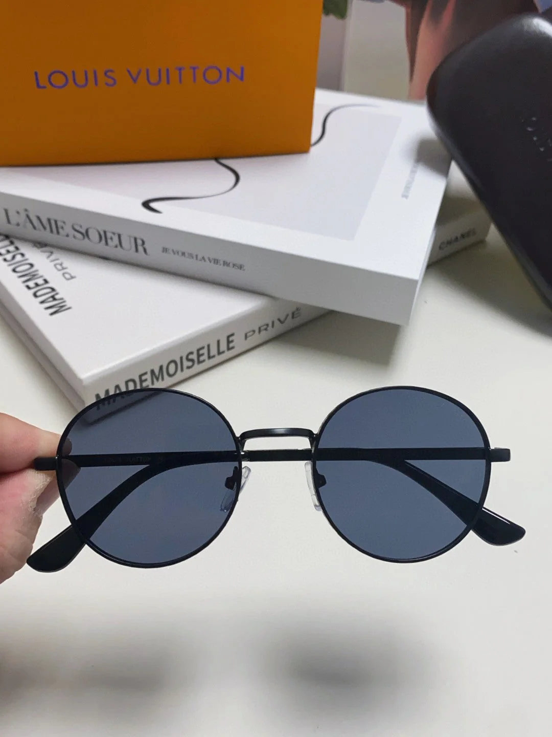 SIGNATURE ROUND SUNGLASS 581383 IN BLACK METAL