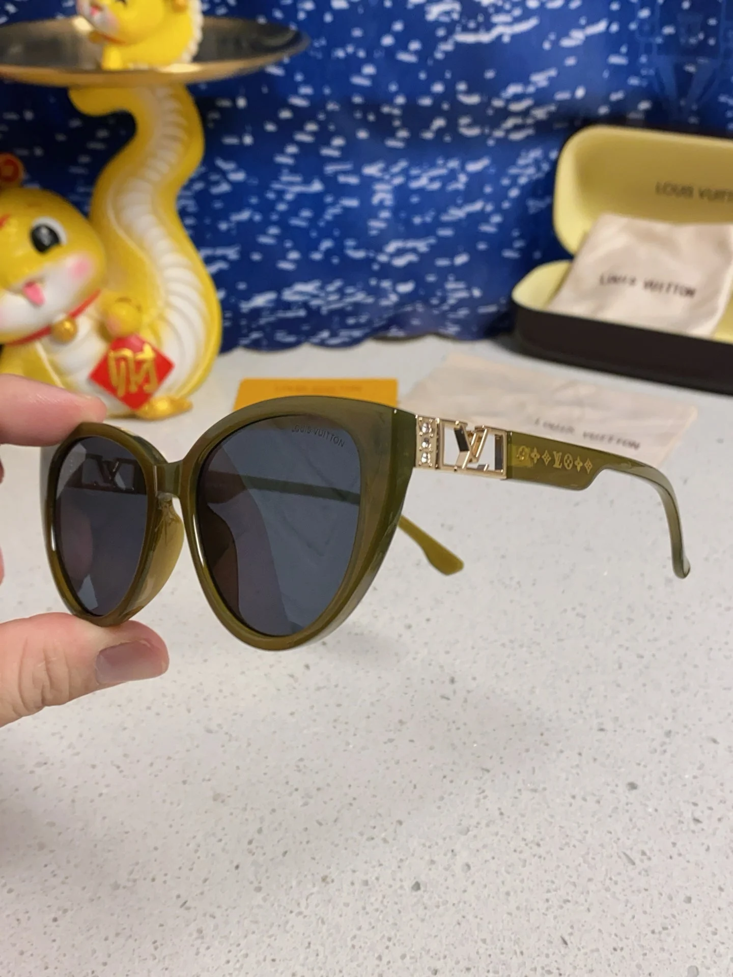 CAT EYE SUNGLASSES 567469 IN GREEN CLEAR ACETATE