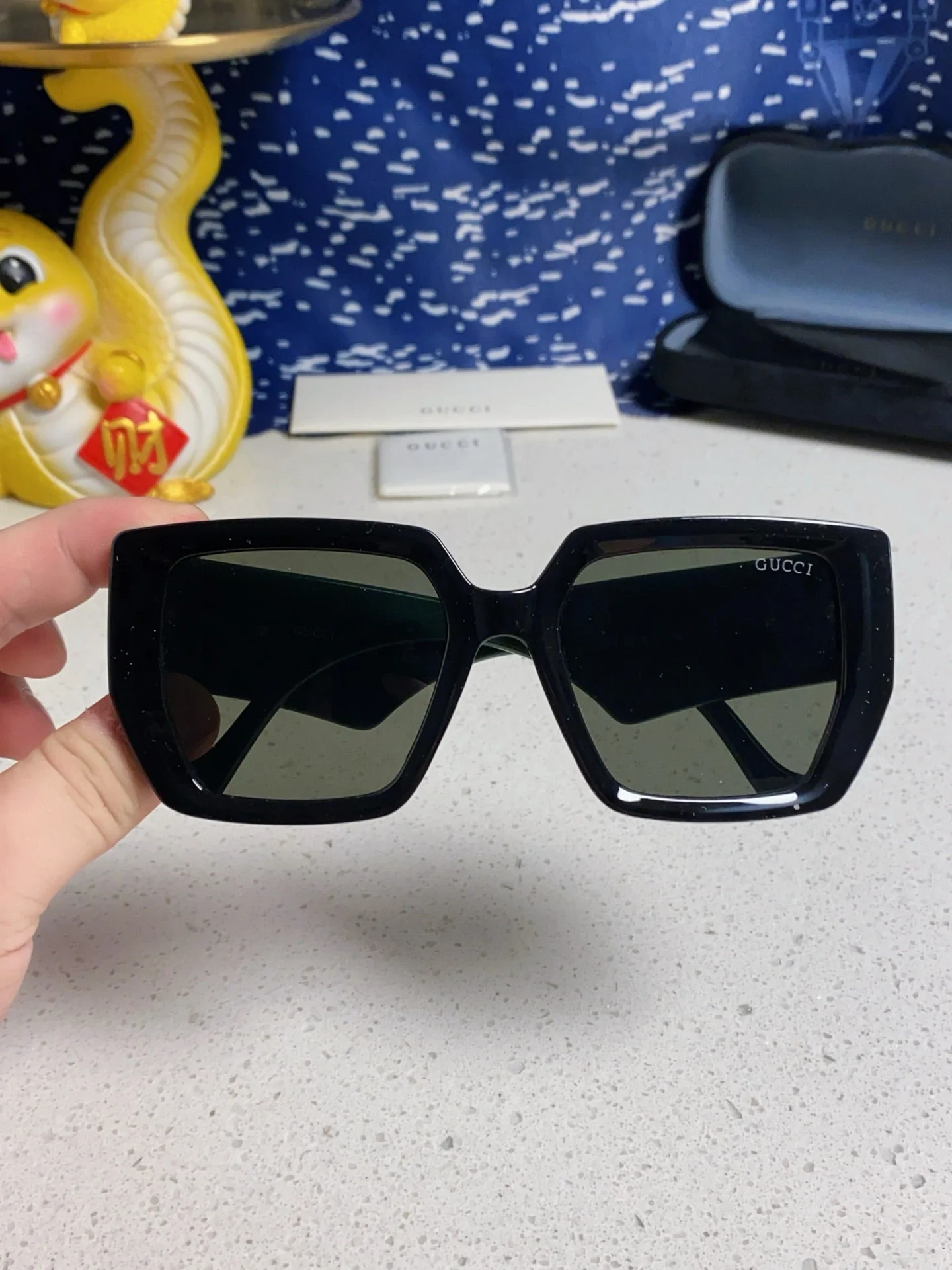 SQUARE FRAME SUNGLASSES 573303 IN ACETATE EMBOSSED LOGO