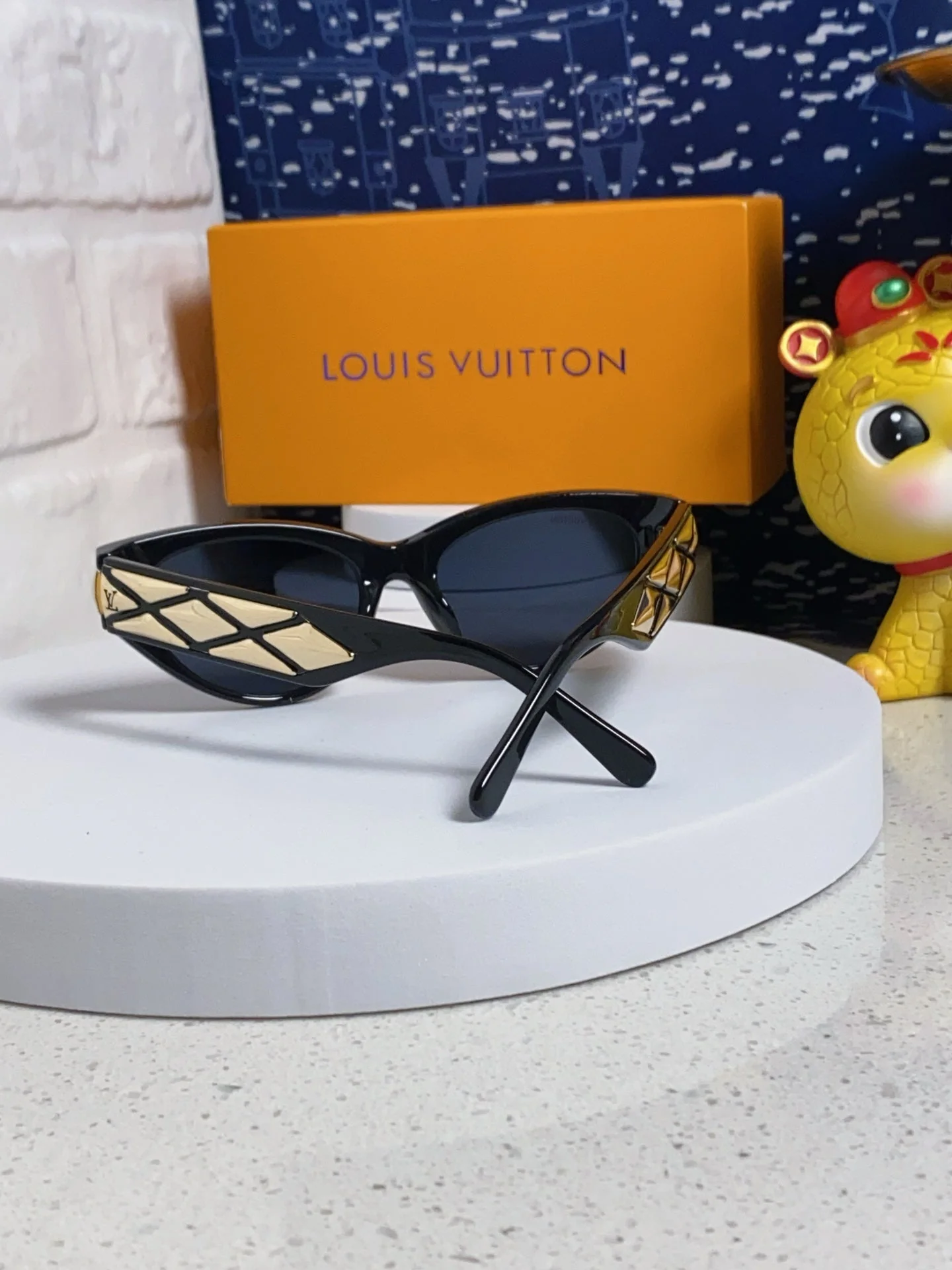 CAT EYE SUNGLASSES 576886 IN BLACK AND GOLD ACETATE