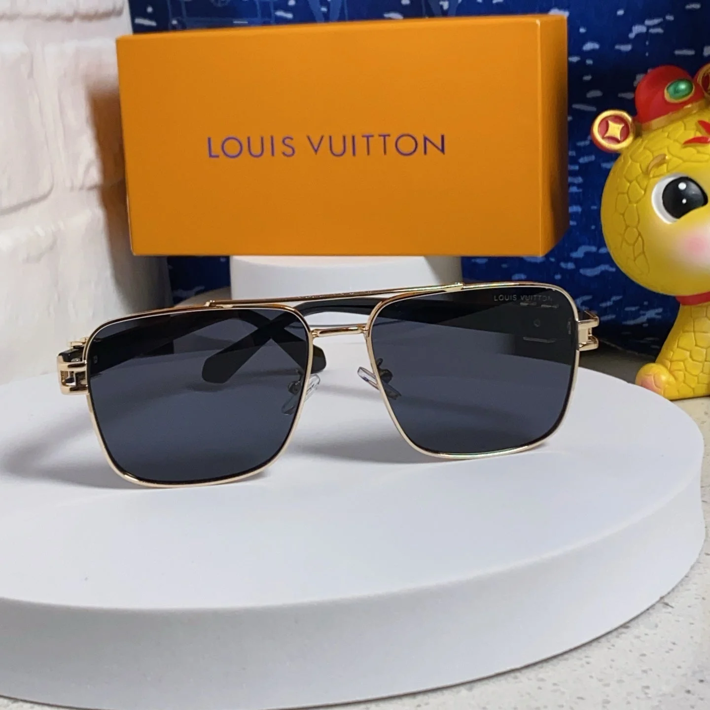 SIGNATURE SQUARE SUNGLASSES 567476 IN GOLD METAL BLACK LENSES