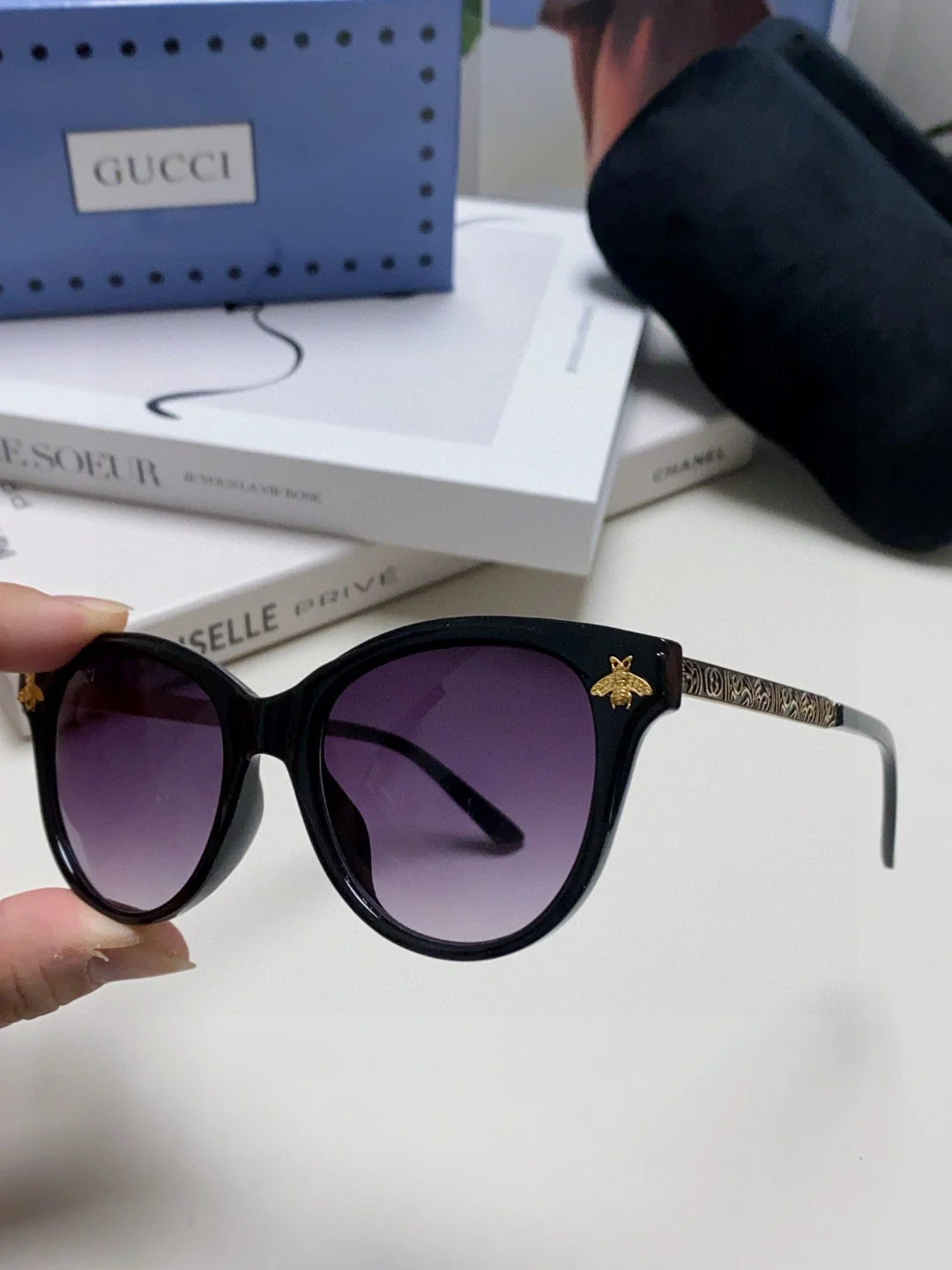 BEE EMBELLISHED BUTTERFLY FRAME SUNGLASSES 570242 IN ACETATE