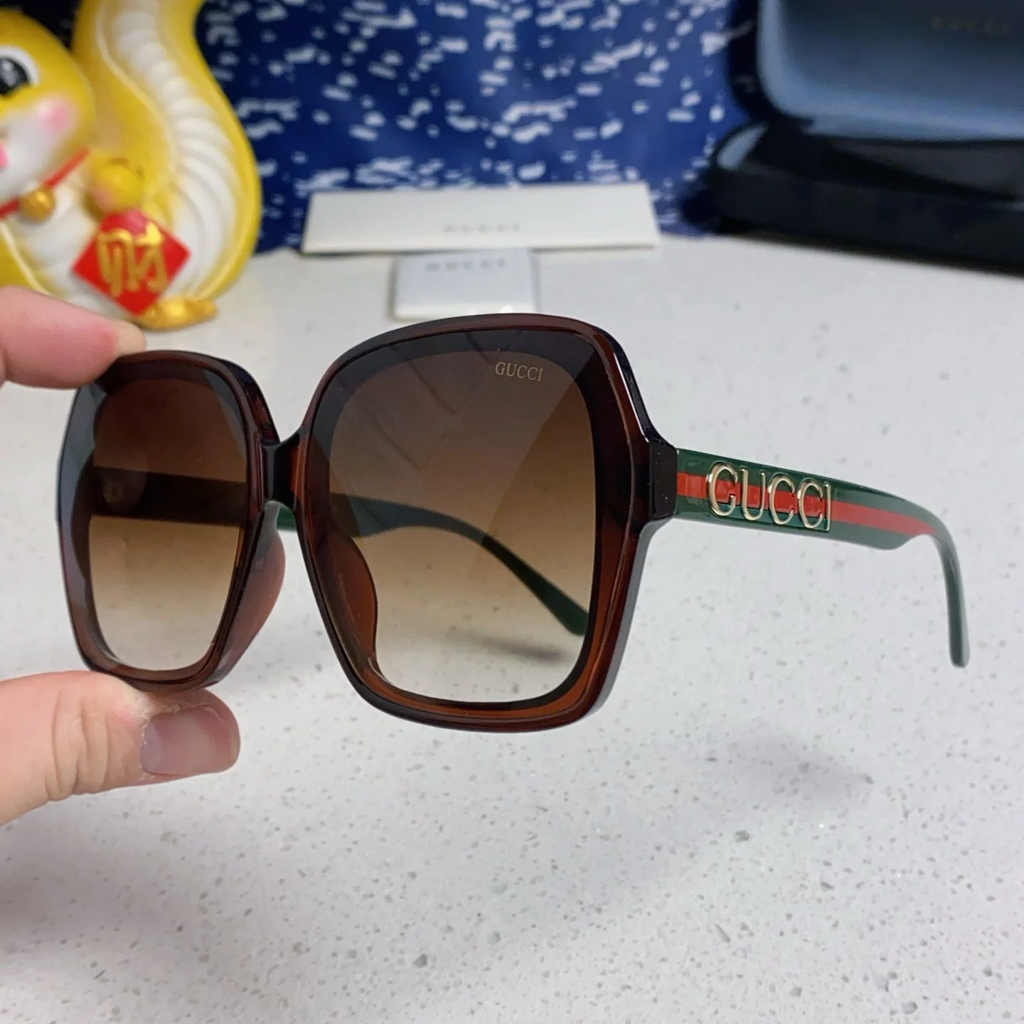 SQUARE FRAME SUNGLASSES 573309 IN ACETATE EMBOSSED LOGO