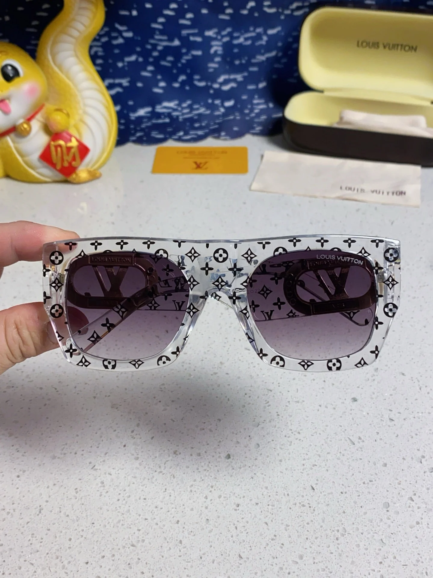 LINK SQUARE SUNGLASSES 570271 IN CLEAR ACETATE MONOGRAM LOGO ON FRAME