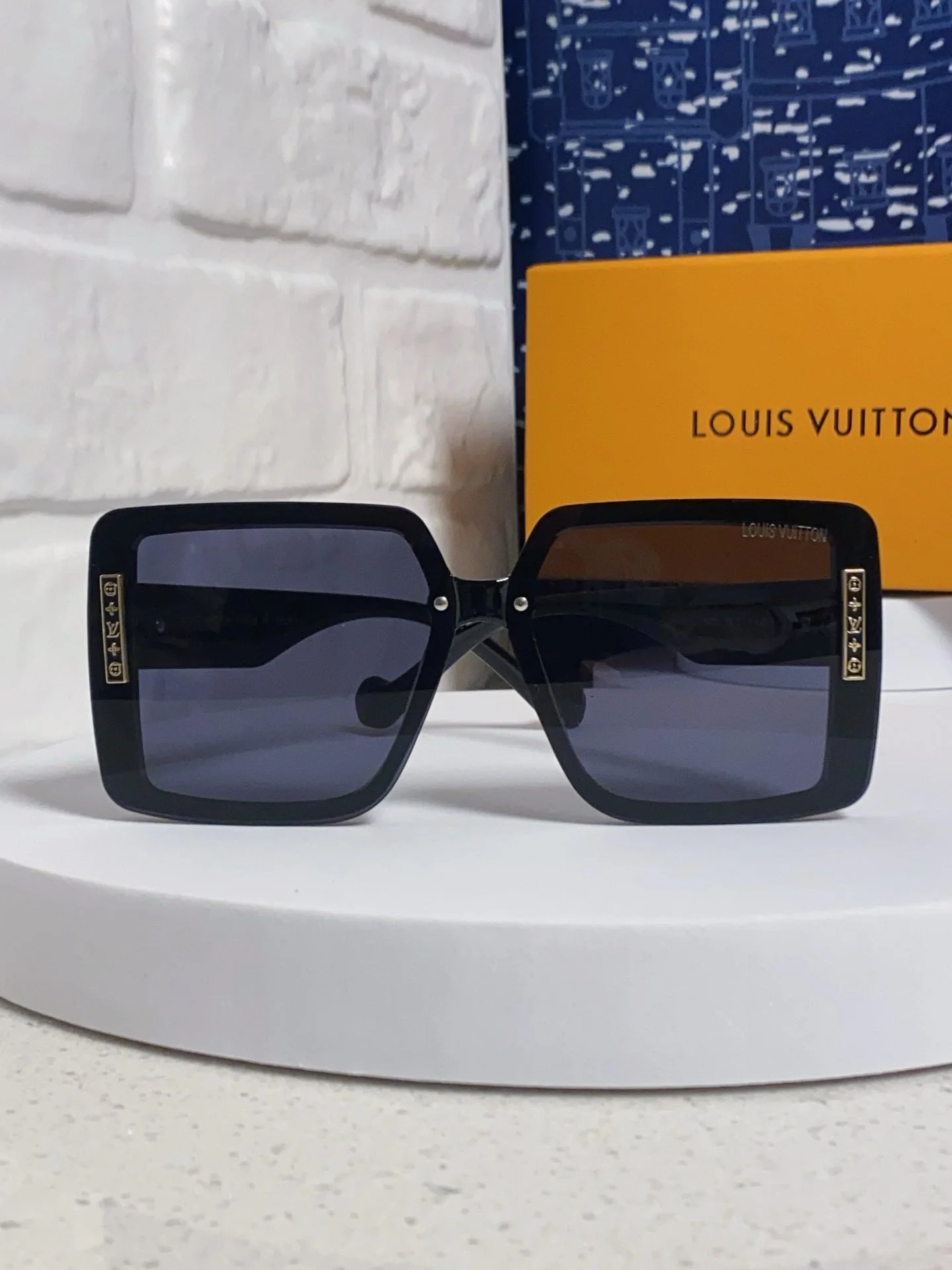 SQUARE SUNGLASSES 571657 IN BLACK ACETATE