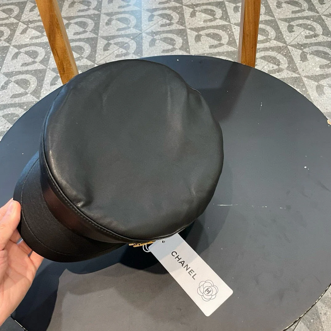 NEWSBOY CAP IN BLACK CALFSKIN 421107