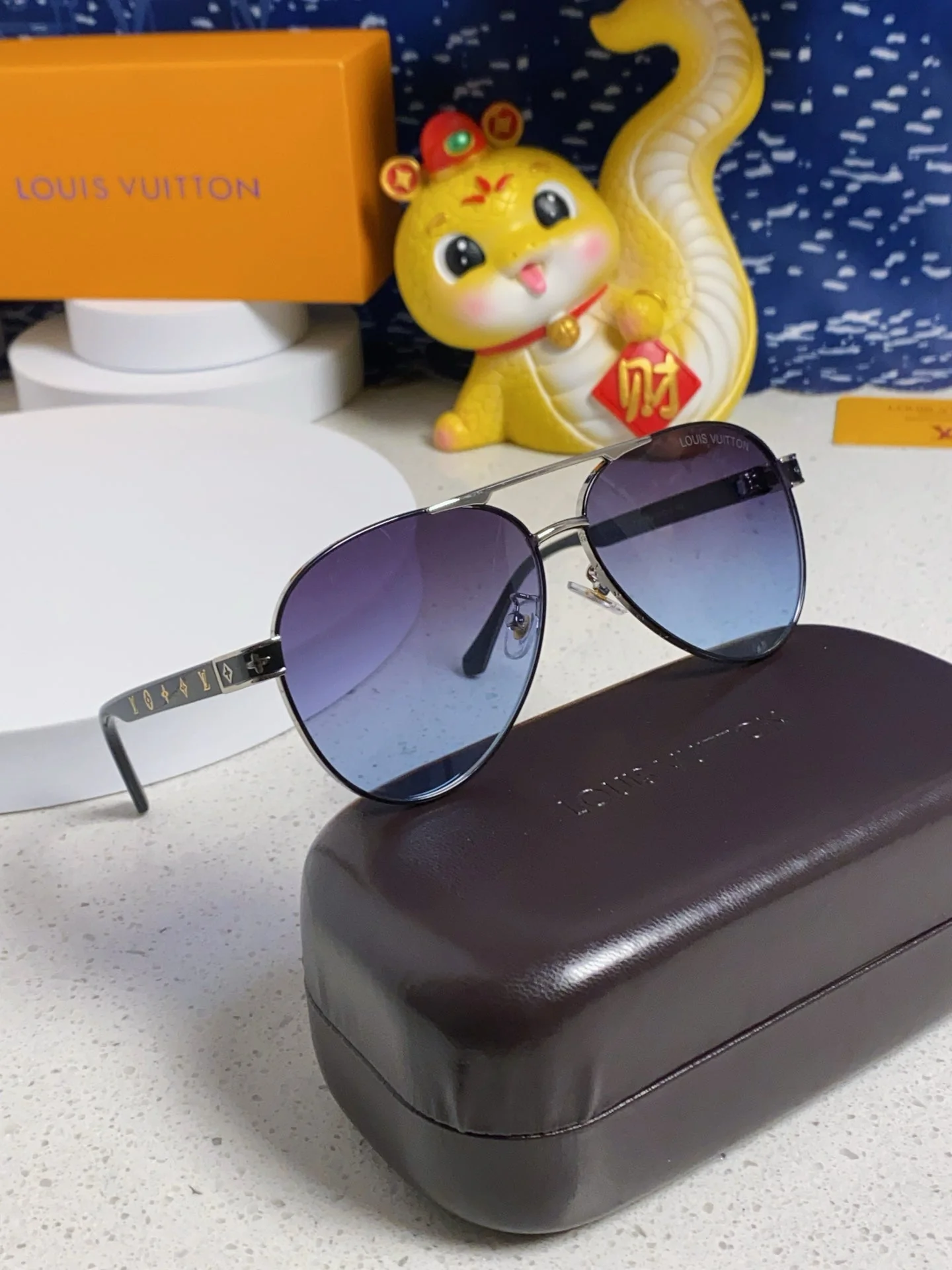 PILOT SUNGLASSES 571633 IN SILVER METAL GREY SMOKE LENSES MONOGRAM LOGO