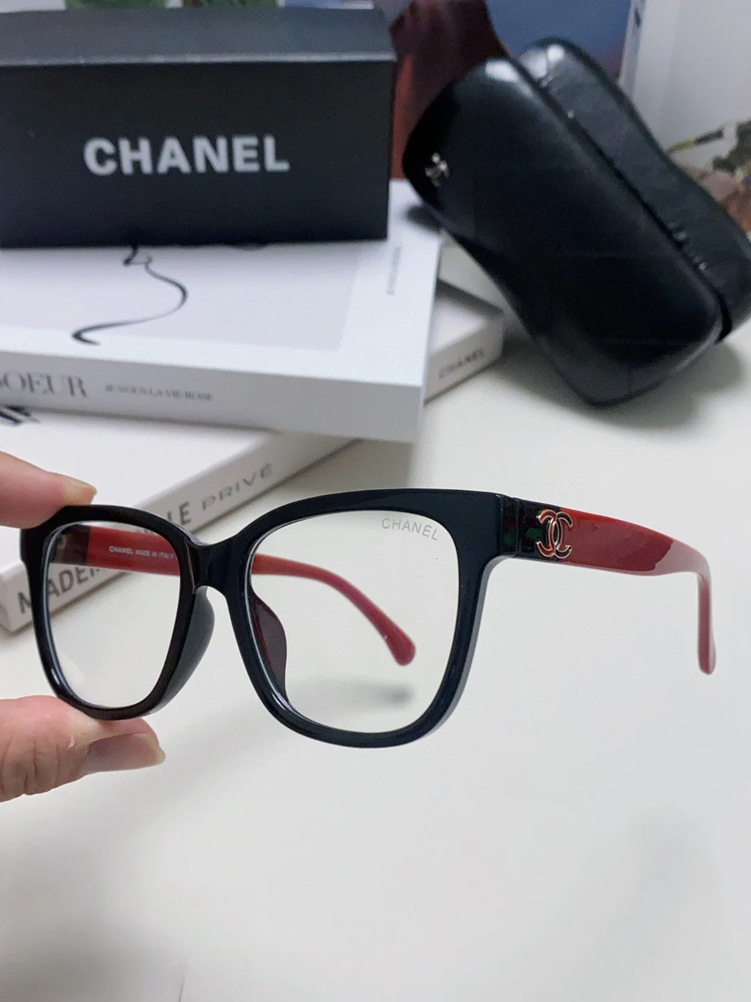 SQUARE SUNGLASSES 632889 IN BLACK AND RED ACETATE