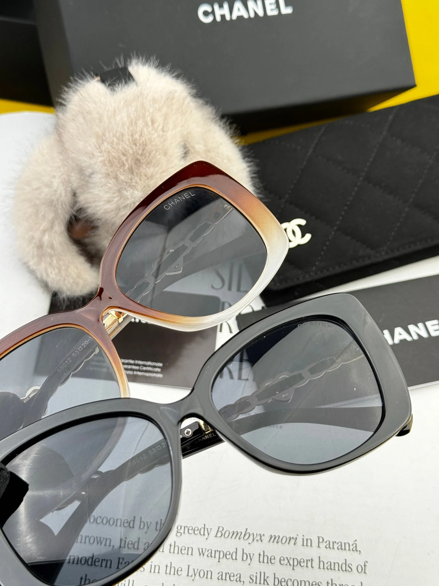 SQUARE SUNGLASSES CH25801 IN ACETATE HEART CHAIN METAL